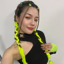 Lisin里信兒愛探店•跳舞•開箱 Instagram 創作者頭像