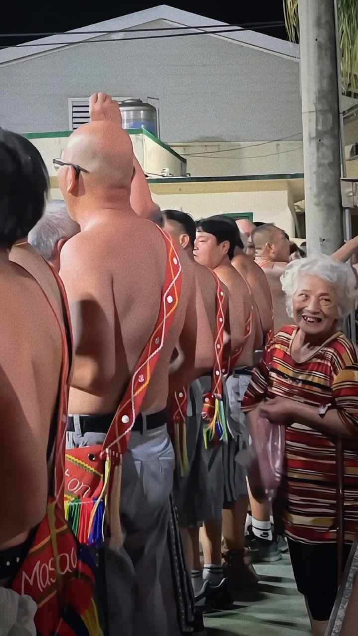 O ilisin no makota’ay 2026
這是我最喜歡的一幕
場邊的女性會給舞圈內的家族男性或好友,甚至整個階級倒水、給檳榔、食物,收到的男性會喊聲並大聲表達自己的謝意,或是向旁人炫耀自己拿到慰勞品。
根本超級有愛又可愛☺️ 縮圖