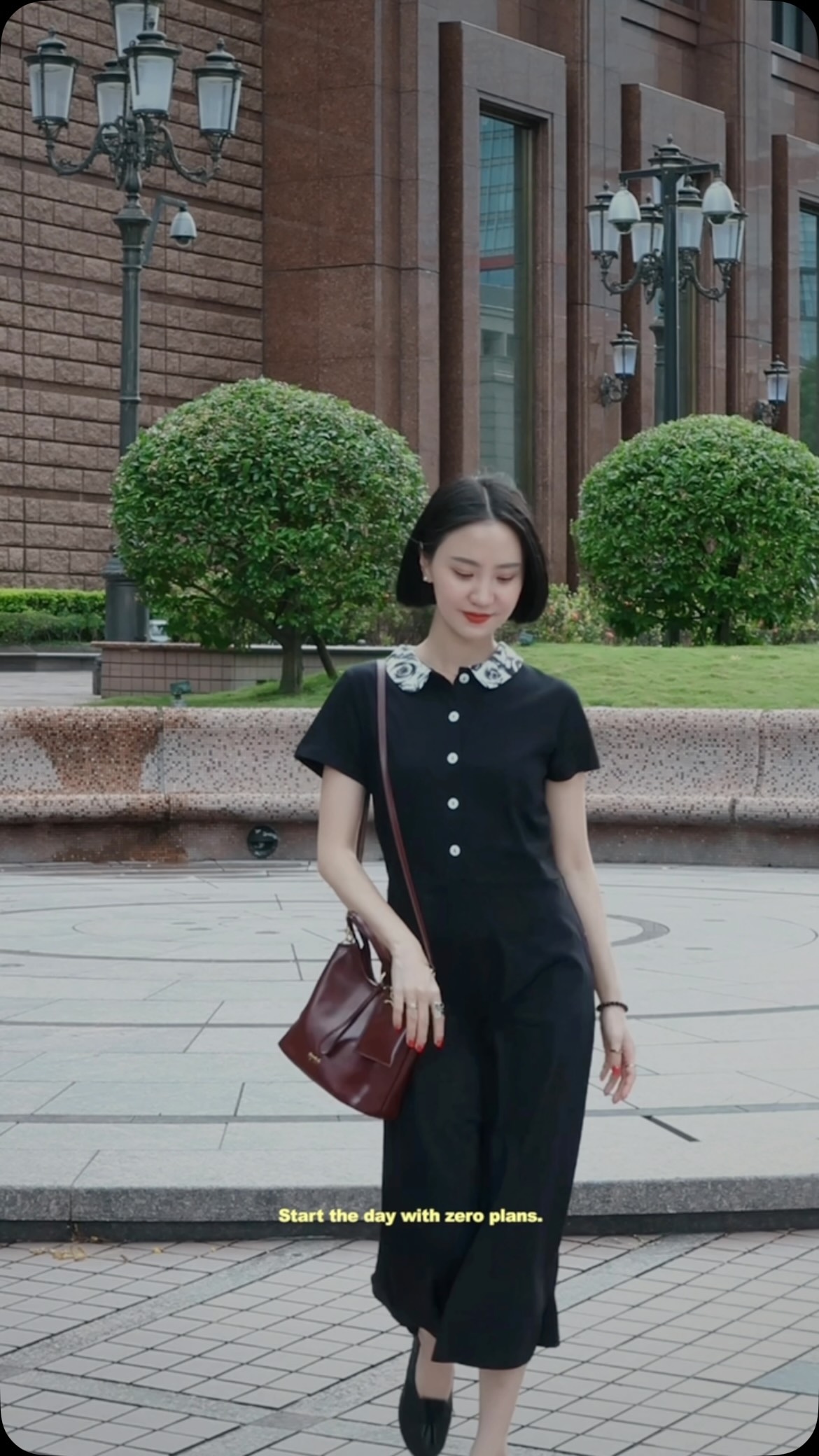 24hrs in the city with Nathalie. 🖤
從早上的抹茶、下午在城市裡走走，到逛街吃甜點
一天的行程總是不知不覺排得很滿

這次帶著 agnès b. Nathalie 系列包款，陪我穿梭在城市裡
低調俐落的設計，很自然地融入不同場合，也有一種我很喜歡的法式隨性感

搭配 Adele 短袖棉質洋裝，簡單、舒服，卻不需要太多裝飾就很好看

A little Parisian mood, all day long🇫🇷

@agnesb_officiel
#agnesb
#agnesb_tw
#agnesb_officiel
#agnesbvoyage 縮圖