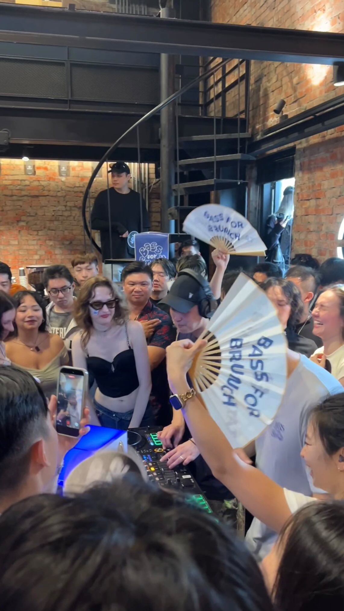 ☀️ Sunday morning hits different with coffee & music ☕️🎶🎧 

@bass4brunch 
用咖啡開場的日間電音派對🥳
早晨不只清醒
還很嗨 ✨

#coffeerave #dayclub 縮圖