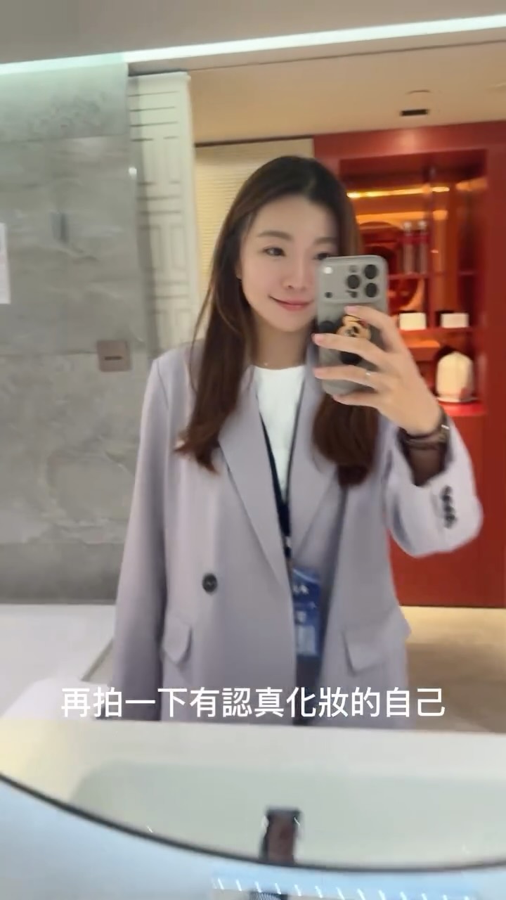 人超盃的夜晚酒水無限
此時我只想回房間休息呵呵
-
其實大概7點多就拉行李回去
到房間樓層又回頭走回去會場
因為整個走廊太安靜了又很深
之前看過的鬼片鬼故事隨時都會上演那種恐懼
待到晚宴快結束才跟團體回房
真是折騰的一晚
-
不過夜間論壇可是有抄了滿滿筆記
嗯我很棒
只是膽小了點 縮圖