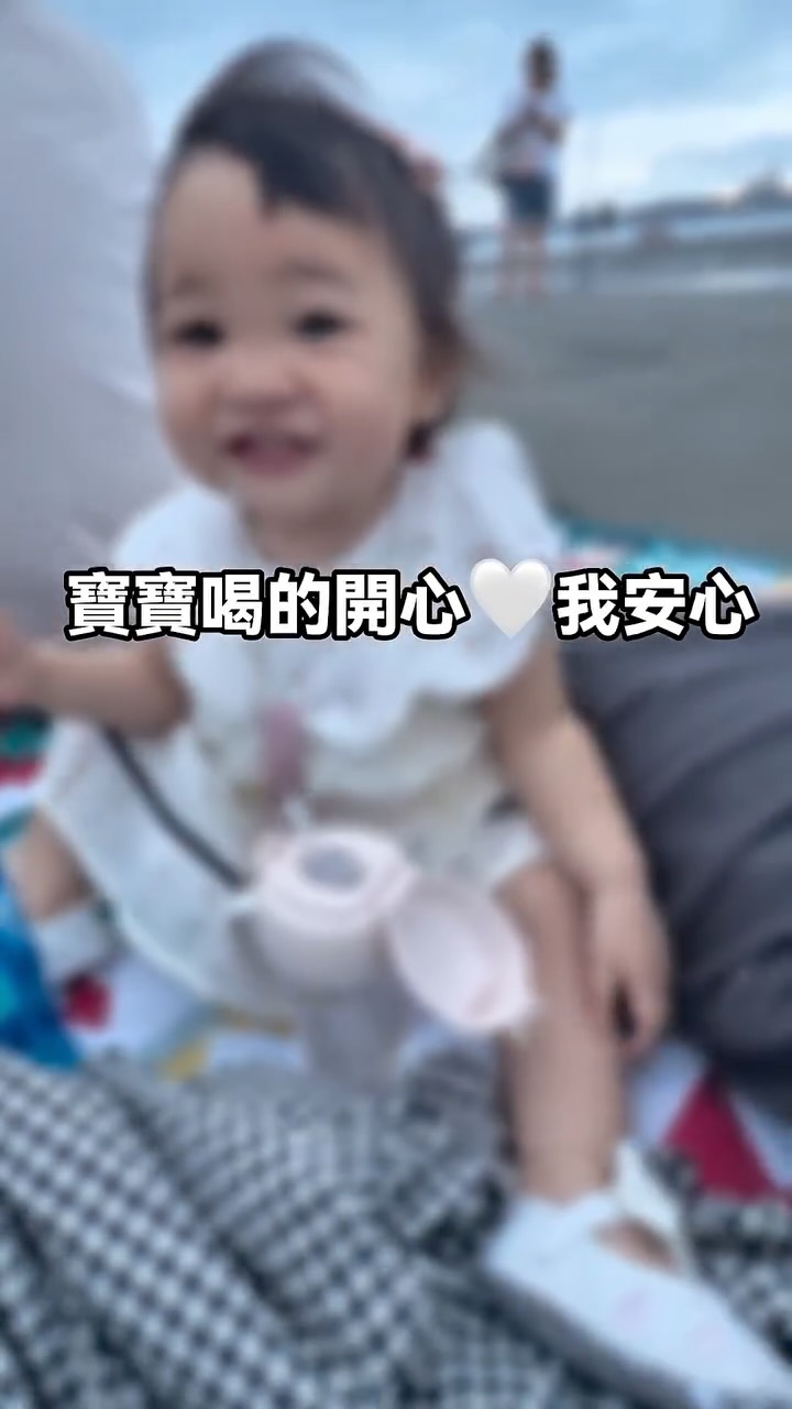 💧🚰
深夜廚房,只有快煮壺的滾水聲和寶寶的哭聲⋯⋯
每次泡奶、煮個麵都要先等水滾,
光燒水就要好幾分鐘,
我家寶寶半夜討奶根本等不了。
快煮壺放流理台上又佔位子,
還要提心吊膽怕她靠過去燙到⋯⋯🥲
直到裝了 3M HEAT2500,
才發現熱水原來可以隨時要、隨時有🔥
手指一按就出熱水,螢幕上還看得到即時溫度,
而且不只是加熱而已,
內建濾芯讓水濾淨後可以直接生飲,
不用再等滾、等放涼🥹
@3m.water.tw
安裝也很輕鬆,原廠專人到府處理,
廚房動線完全不用改,流理台反而更清爽。
整個濾淨效能還有SGS認證,喝起來更安心😌
@3m 我們一家人每天都能健康飲水✌🏻
一機兩用,真心覺得值得入手✨
實體店面、網路經銷都是3開頭
【限定團購優惠】只要2XXXX
留言「淨水」,我給你最優惠連結💧 縮圖