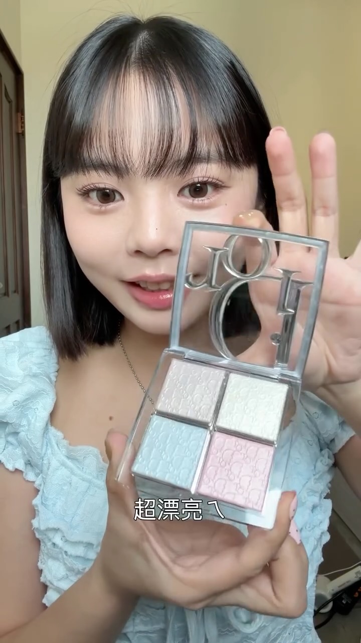 這顆摸完白色的部分
我就跟韓國櫃姐說我要這個😍
還獲得兩瓶試用小香💝
大爆閃有夠漂亮!
因為是比較大的亮片
毛孔明顯的人可以先pass
粉色跟我日常愛用腮紅色融合的很漂🥺❤️
喜歡化偏粉腮紅的朋朋們可以觀望
藍色的肉眼看會有紫色偏光
有夠仙的
白雪公主們乙~定要試試!
香檳色也很美
就是安全牌不太挑膚色
就沒試給大家看了
以上
預算充足的姊妹可敗💰
畢竟這個大小可以用一輩子(蛤 縮圖