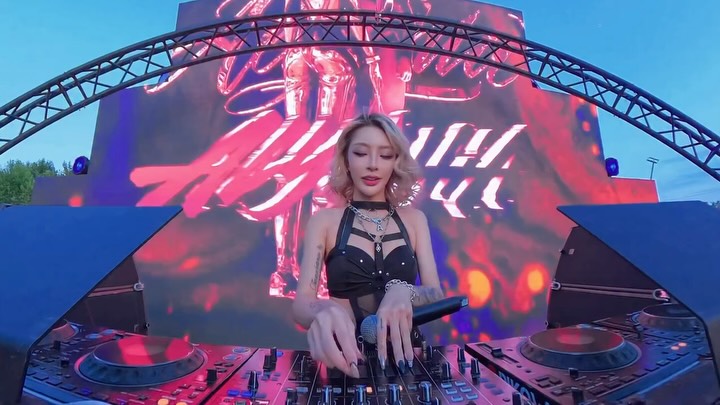 What an unforgettable night in Romania 🇷🇴❤️
So much love, so much energy. Thank you @sagabykaufland for having me and thank you Romania for making this night so special 🥹🫶🏻
Hope to see you again soon ❤️ 縮圖