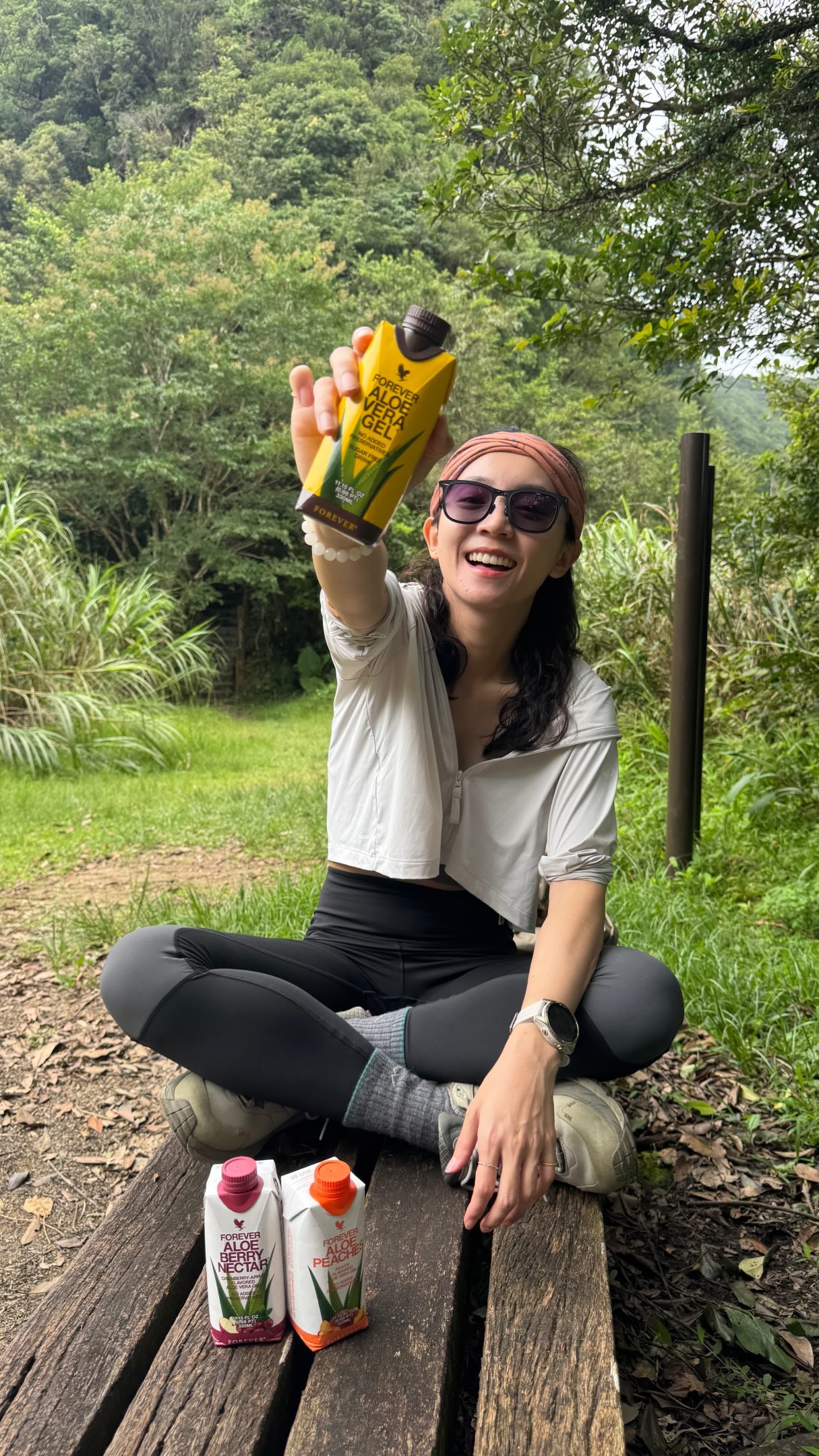 只要停下來，就開始焦慮
好像今天沒有完成什麼，就白過了！

我開始容易煩躁、沒耐心
甚至連休息，都會有罪惡感
好像一直往前衝，才能證明自己過得很充實😵‍💫

最近，我開始練習慢下來
重新審視生活，也更重視身體的照護
如果你也總是忙著往前
或許也該給自己一點時間 Reset

✅每天喝一瓶99.7%永久蘆薈汁 @forevertaiwanhq 
❌ 不添加糖 ❌無防腐劑
當作照顧自己的小習慣
調節生理機能，維持健康✨
把最純粹的天然營養，慢慢補回身體裡

現在，我還是會旅行，還是會爬山、探索世界
但我不再急著證明自己過得很精彩
我知道什麼時候該停下來

喝一口清爽，回到最舒服的平衡狀態
💛7 天 Reset 體驗組💛
留言【Reset】或點主頁連結
#ForeverLiving #永久產品 #永久蘆薈 #新生活運動 縮圖