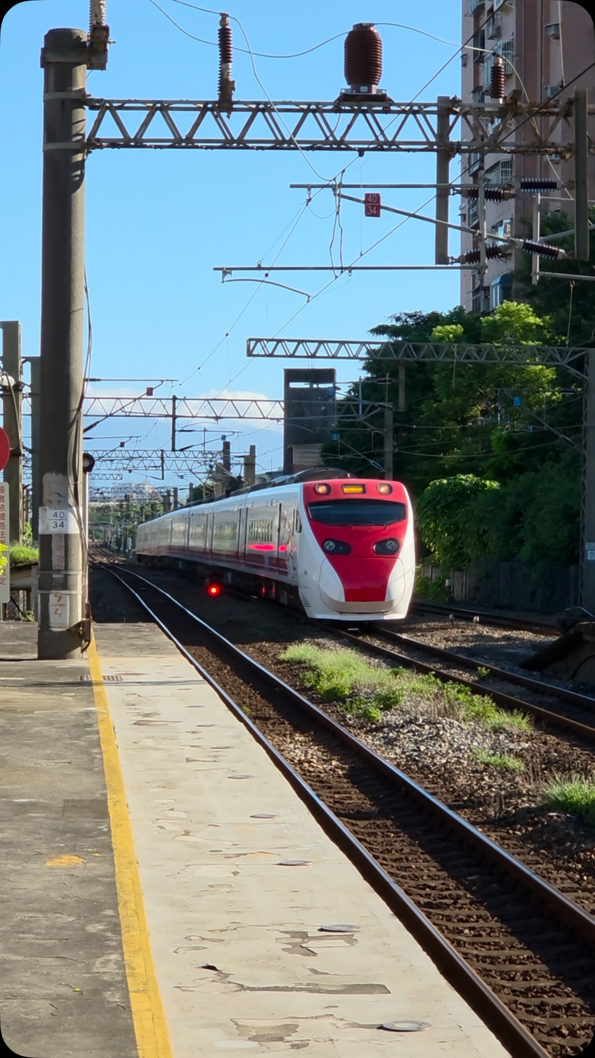 【交會瞬間】當普悠瑪遇到 EM900 🚆✨
今天在月台巧遇的精采畫面!
遠遠看著紅白相間的 107奔馳而過,順暢地交會停靠在月台邊的4152區間車。
一動一靜、一紅一綠的視覺對比,鐵道迷的日常浪漫就是這麼簡單~
#普悠瑪號
#emu900 縮圖