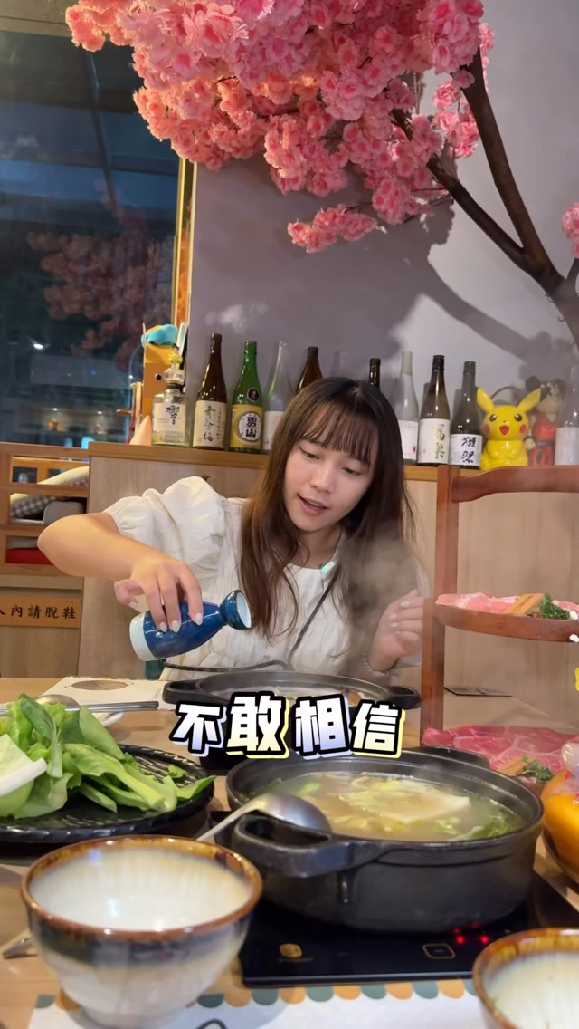 星火的套餐真的有夠豐富!!!
湯底也都很特殊 不是市面上常見的那幾種
這次點到青花椒麻辣超級喜歡!
搭配優質肉品 涮上香麻帶勁🤤
澳洲 M9 和牛霜降+台灣黑毛豚梅花
清酒蒜頭蛤蠣更是多到不行🔥
海鮮還可以自由選直接選擇障礙🤣
而且不只有火鍋
副餐、自助吧、甜點、飲料、熟食、冰品一個都沒放過🔥
店內裝潢日系也特別用心
完全感受得到老闆遠赴日本的學習❤️
而且最最重要的是
這裡竟然還有「狗狗董事長」陪吃🐶
一邊用餐還可以嚕嚕實在太幸福❤️
一整套用餐體驗下來,真的很享受💕
如果你最近剛好在找
朋友聚餐、約會、儀式感的地方,
這間可以先收藏起來!
@seika_shabu_bar
📍星火せいか 餐酒火鍋
🏠臺中市沙鹿區光榮街81號
🕚 11:30-15:00/17:30-22:00
假日中午無休息 11:00-22:00
📸 IG 打卡活動
完成 IG 打卡即可獲得「星火鍋物限定御守」超級可愛!
⭐ Google 五星評論好禮三選一
海養文蛤乙份/朝日生啤酒一杯/牛胸腹或盤克夏豬 3oz 乙份
#台中美食 #火鍋 #和牛 #居酒屋 #寵物友善 縮圖