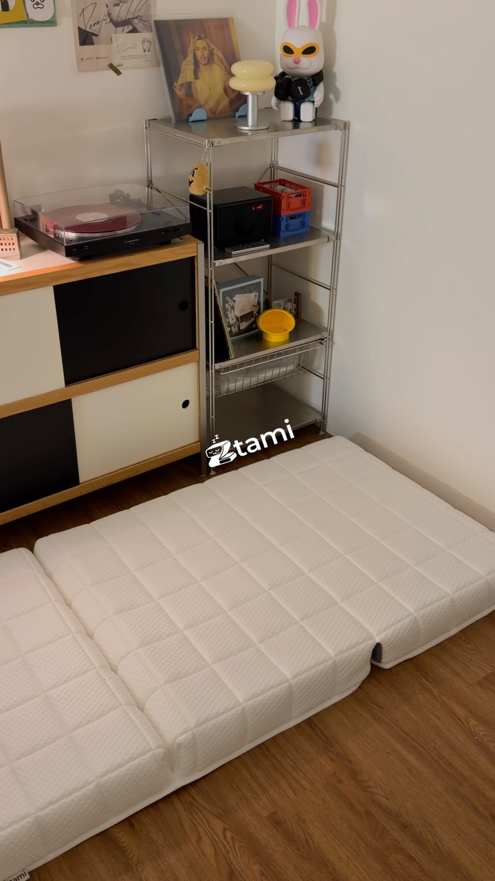 🏠💭
誰有會被另一半趕出家門的朋友，推薦購買😍

𖦹 台灣製 Ztami 記憶棉模組三折墊 𖦹
哪裡都能睡，女生一個人也能輕鬆搬移，不怕臨時是有客人來訪～

🛏️ 隨時變形
作為下班可以馬上躺下的休息空間（誰也是還沒洗澡不能躺床！），也能可以當作沙發使用，滿足小坪數各種需求。

🛏️ 三段式可替換內墊
針對頭、身體、足部打造不同軟硬度，記憶棉 x 高分子泡棉的 12 公分厚度，輕鬆折疊收納。

🛏️ 芋頭灰 · 涼感床包
冰涼柔滑的觸感，通過 OEKO-TEX、TESTEX 認證，安全親膚（不喜歡涼感材質也能選擇柔光天絲款唷，三折墊或一般床都能使用）

🛏️ 不只是臨時備品
同時為租屋、小宅與搬家生活保留彈性，也為每個夜晚保留接近五星級飯店的舒適睡感 😌

𓂃𓂃𓂃

可以私訊我或留言索取連結(^^)
🔗 https://ztami.com/tw/trifold-bed 縮圖