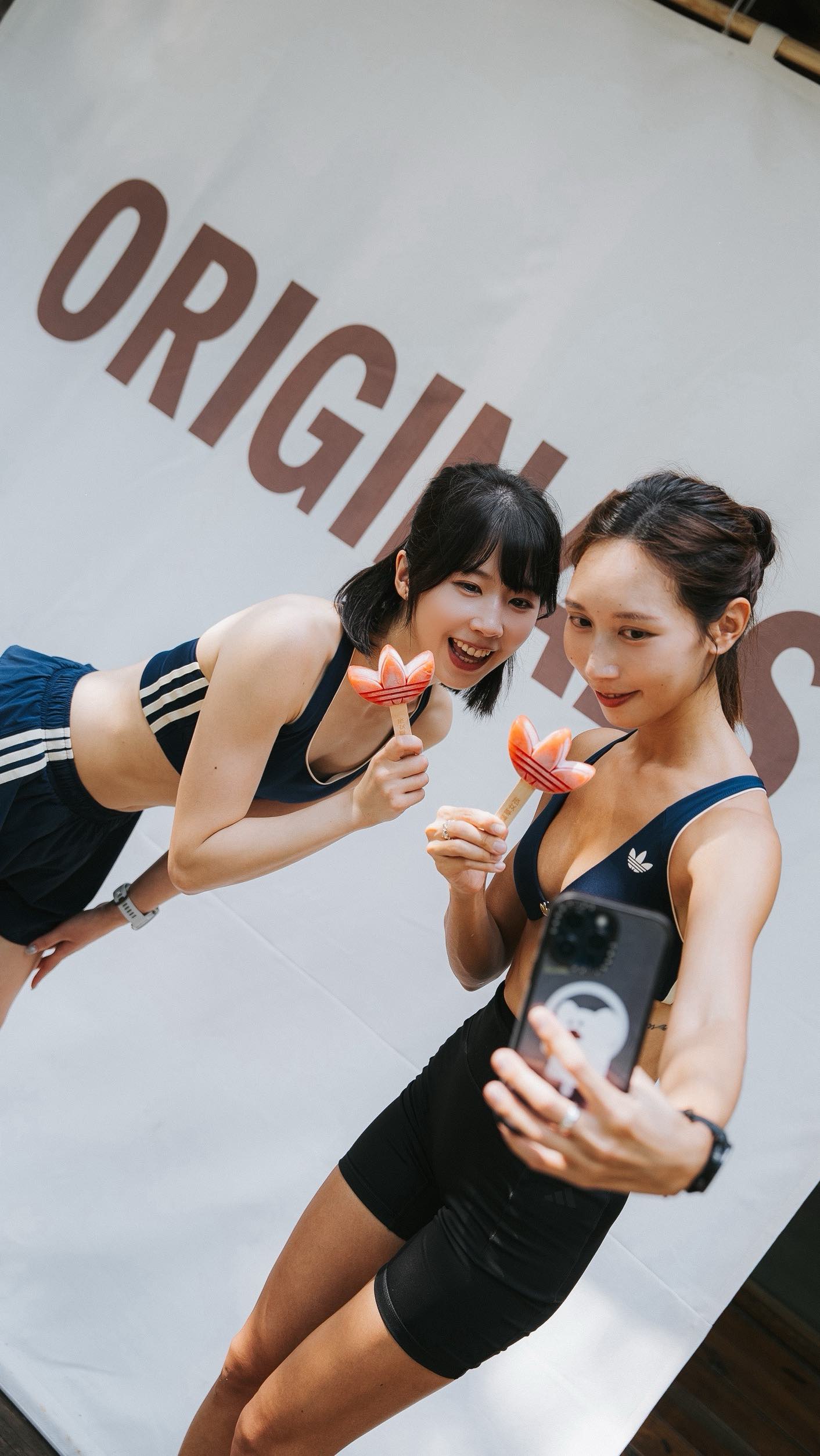 除了跑步重訓hyrox的女漢子模式
偶爾還是可以當一下精緻女生!
這次穿上漂亮OriginalsSport系列
和姐妹一起做皮拉提斯、拍美照
再一起跑咖吃下午茶
謝謝adidas Originals幫我實現女孩理想的一日行程👩🏽🤝👩🏻💕
下班後馬上補充滿滿療癒能量!
(抹茶西瓜椰乳特調超級好喝!!)
即日起~8/16 到活動現場參加匹克球互動挑戰
就有機會兌換三葉草限定冰棒
或體驗器械皮拉提斯與聯名拉花限定課程
📍蔡瑞月舞蹈社大草原
@originals_tw
#三葉草女孩 #OriginalsSport #三葉草女孩風格能量教室 縮圖