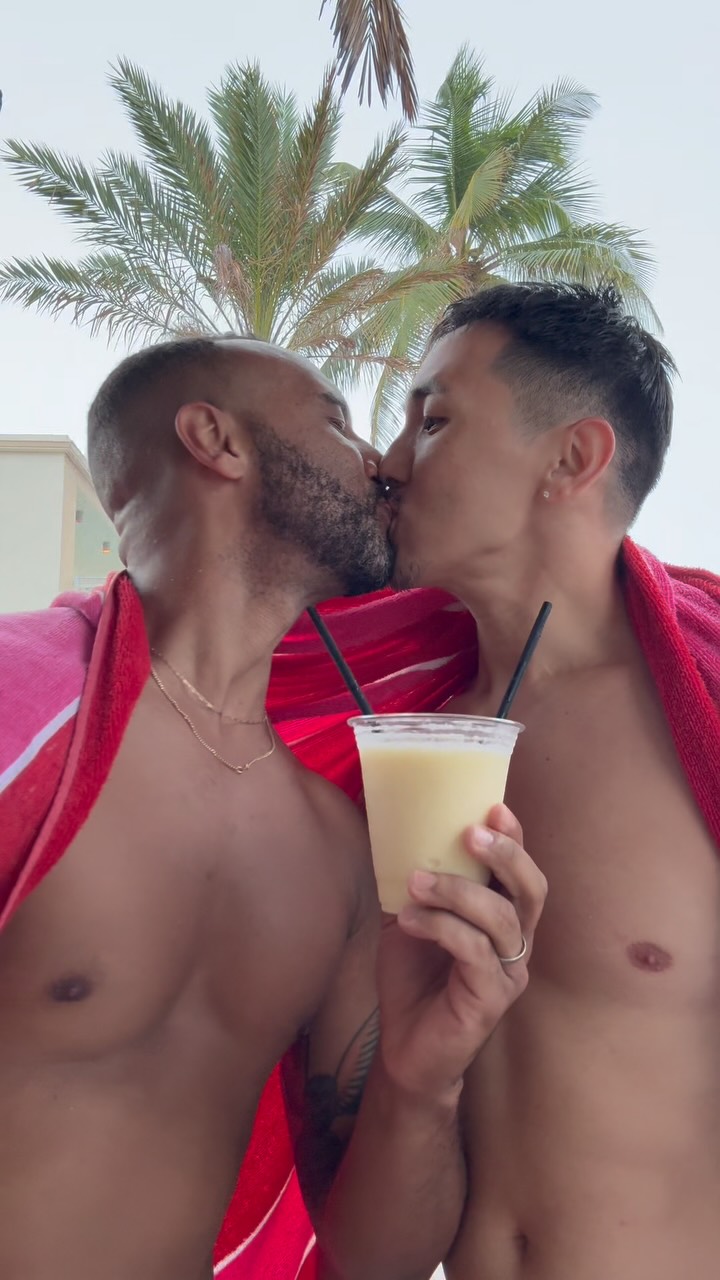 Cheers 👨🏻‍❤️‍💋‍👨🏽 from Miami 

#summertimefine #husbands #gaycouple 縮圖