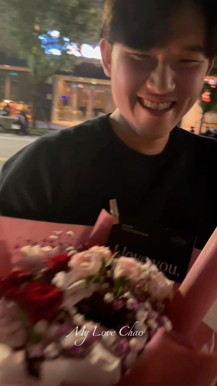 你知道我喜歡儀式感
後面我說告白有花束就好
之後買一根玫瑰也很浪漫
但你還是偷偷買了我最愛的玫瑰花束❤️
還給了我驚喜!!!😆
謝謝有你的出現
也謝謝你一直用你的方式
把我喜歡的浪漫
一點一點變成真的😊
#valentinesday 縮圖