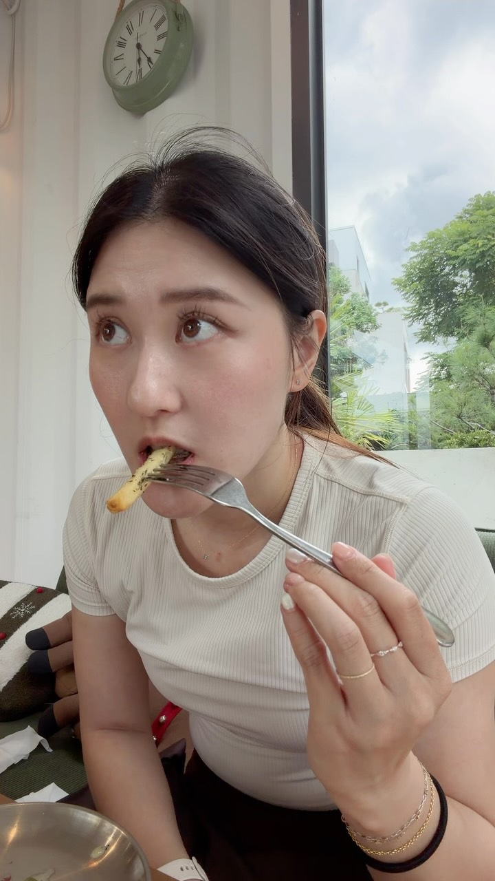 廢片一則😂
今天是真的吃很飽
為什麼吃東西眼睛都要睜大⋯
（一邊聽我媽在講話 縮圖