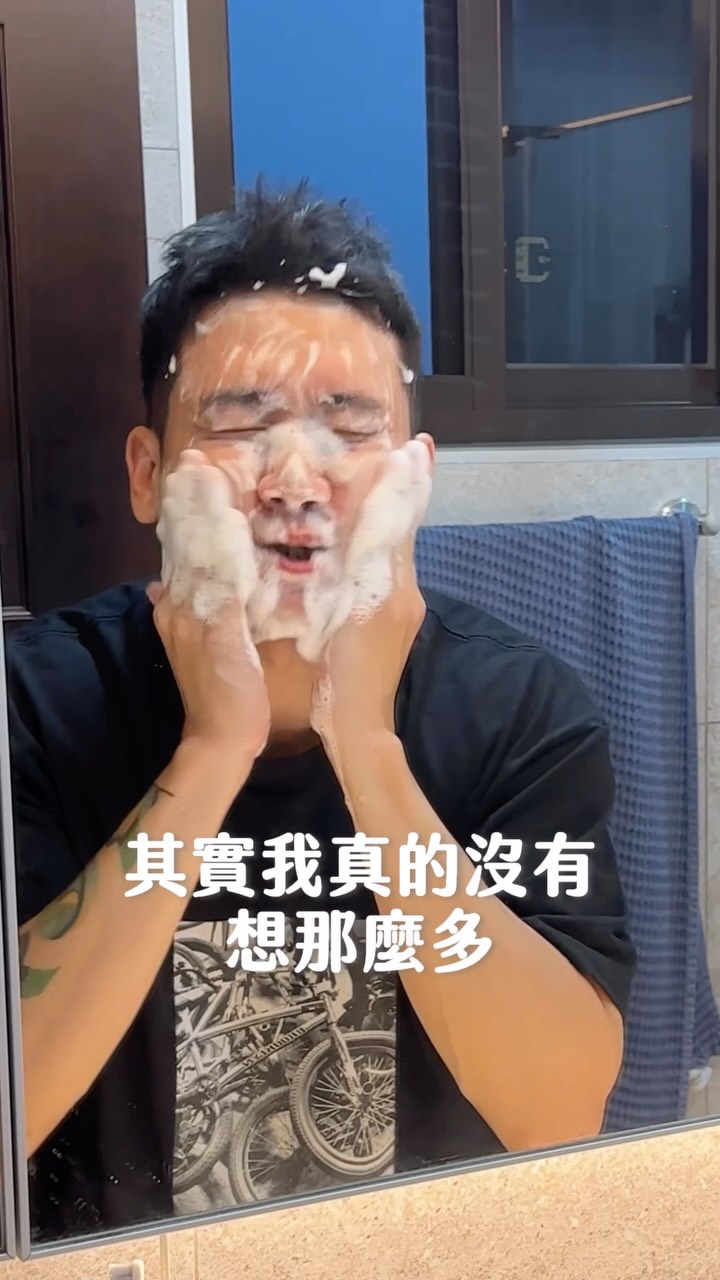 因為我之前超多粉刺還有痘痘
後來靠杏仁酸的保養我才消掉粉刺
所以保養類我真的推超多人去用杏仁酸

但蠻多人問我說我都用什麼洗臉的
老實說我那時候有什麼就洗什麼
當然洗完還會上非常完整的保養

後來馬姐叫我去用看看薇佳的洗臉
我試了四支其中我真的最喜歡
蜜花酸晶拋光洗顏霜（名字真的好長） 因為他洗完之後真的臉上摸起來超光滑

所以我現在臉真的很光滑
因為洗臉我就用拋光洗顏霜每天拋光
然後保養再用杏仁酸定期深度清潔
洗臉跟保養這樣一套做下去
你的臉真的會越來越亮

因為每個人膚況不一樣
你是油痘肌的人就選抗痘潔面乳
或是你要卸妝又要洗臉覺得很煩想要一起的人
你可以用洗卸慕斯
如果你洗完臉很怕乾、怕繃就用全能洗顏霜

薇佳廠商有給我超划的團購價之外！
一組直接免運
下單就送蜜花酸晶拋光洗顏霜30ml
滿1800再送微晶3D全能洗顏霜100g一整條
團購時間 9/7-9/14

底下留言 洗乾淨 我傳🔗給你

#盜哥 #猩野元 #洗臉 #粗糙 縮圖