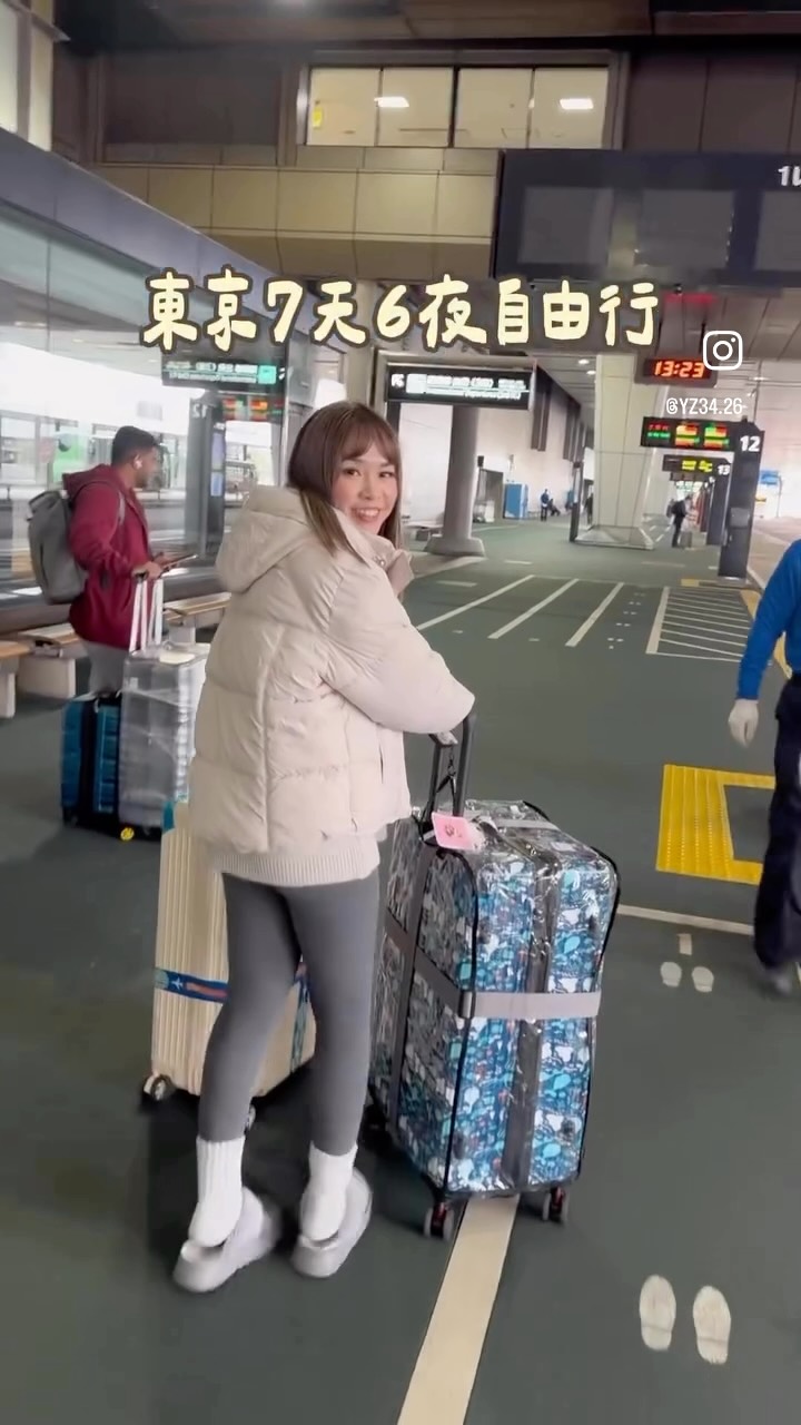 🇯🇵 東京七天六夜自由行｜Day 1 行程大公開

一落地先做一件事：
寄放行李，立刻開始跑行程。

📍住宿選在 APA 新宿御苑前
老實說房間不大（東京日常🤣）
但位置真的很加分
新宿 GU、藥妝、堂吉訶德
走路大概 10 分鐘內就到

如果你跟我一樣
✔️ 白天幾乎不在飯店
✔️ 重視交通方便＋生活機能
這間我會給過
價格一晚人均約 $1700

🍜 第一餐直接衝 Ramen Kurouzu
魚介系湯頭偏清爽
不油、不死鹹
麵條 Q 彈、有咬勁
不愛重口味拉麵的人會喜歡

🛍️ 接著就是新宿逛街時間
我真的可以在堂吉訶德迷路一個下午
藥品、美妝、零食、泡麵
每一區都在考驗意志力😂
而且單筆滿一萬日幣
搭配折價券真的很容易失控

✈️ 東京第一天就長這樣
節奏不趕，但每一站都很實用

👇留言 「東京行程」
我私訊你
✔️ 七天六夜行程整理
✔️ 堂吉訶德折價券

懶人直接存起來，照著玩就好🤍

#日本 #東京 #東京自由行 縮圖