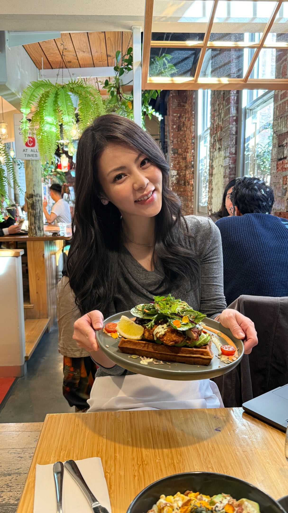 如果你吃早午餐一定要加酪梨，
這間真的要先收藏🥑
墨爾本早午餐推薦
酪梨🥑愛好者的天堂
不是只放兩片意思一下，
而是直接把酪梨變成整份早午餐的主角！

酪梨不只有綿密滑順的口感，
還含有優質脂肪、膳食纖維、鉀、葉酸與維生素 E，
好吃又有飽足感，完全是酪梨控的天堂💚

墨爾本真的很懂，
健康的早午餐也可以做得這麼誘人！

想知道這間在哪裡？
留言「酪梨」，我把 Google Maps 定位傳給你📍

#墨爾本美食 #墨爾本早午餐 #墨爾本自由行 #酪梨控 #MelbourneBrunch 縮圖