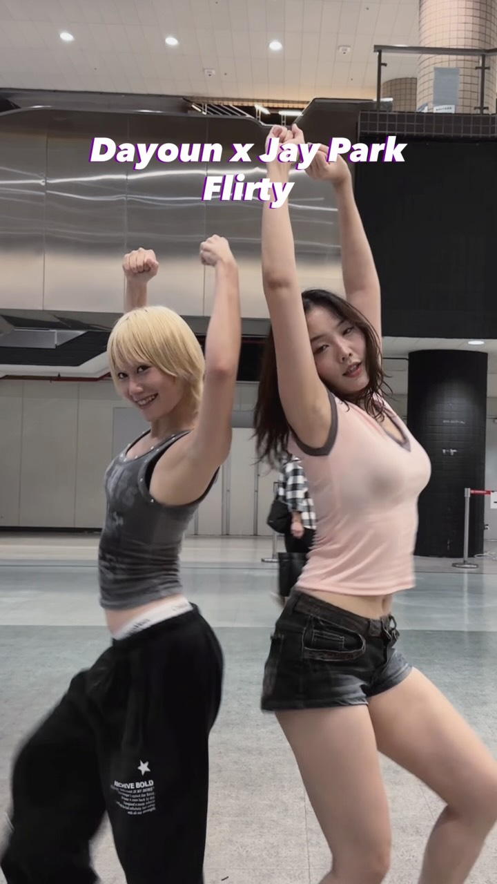 Dayoun x Jay Park-flirty Cover
第一次當男人有點緊張
要愛上我了嗎😘
With @coo0o0kiie
#dancecover #雙人舞 #jaypark #dayoun 縮圖