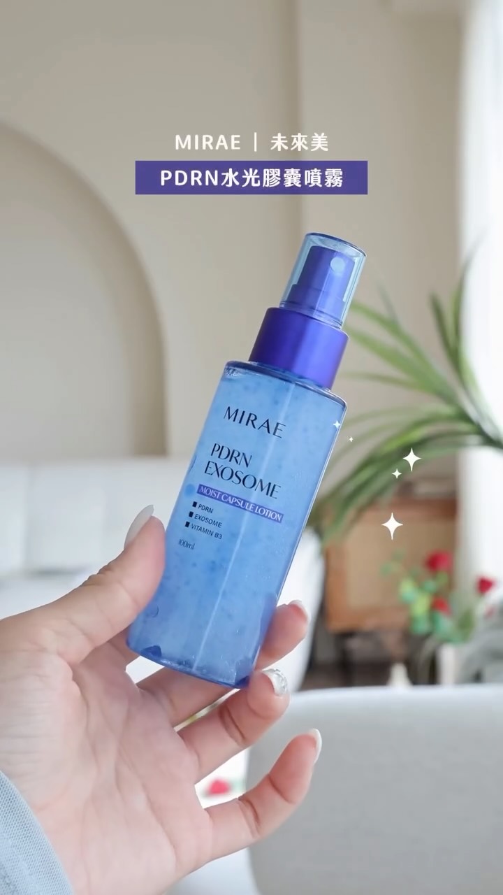 X @mirae_skincare
最近真的超愛未來美三件套組合
直接把我皮膚養到超級白嫩滑透亮
我在拍影片的時候都還一度一直以為自己有上底妝⋯⋯
妝前第一步先噴🏷️未來美 專業院線PDRN微膠囊水光噴霧
藍色PDRN微膠囊 一噴就吸收完全不黏膩
一噴極速補水 幫助肌膚開啟保養通道🤩
平時在冷氣房想隨時剻它補充水分也超棒👌🏻
妝前噴會讓後續妝容更服貼
睡前噴完後 一定要再疊加精華跟新生乳 膚況整個變超好!
搭配嫩膚關鍵🏷️針管精華
PDRN 12,000ppm+牛奶外泌體+28,000根藻針
剛開始會有微微刺感 但隔天摸臉真的會覺得皮膚變得好嫩🥹
(術後肌膚不建議使用)
堅持長期使用之後 整個皮膚細嫩到你會驚呆😦
現在不管手還是臉都嫩到另一個境界⋯
最後用新生乳收尾 質地是水感有流動性的
一抹就瞬間化水了!!白天薄擦、晚上厚敷也不悶黏
20,000ppm鮭魚PDRN+6%菸鹼醯胺
可以強化肌膚屏障與修復力 幫助肌膚快速恢復彈潤光澤
同時提亮膚色、改善暗沉與膚況不均
讓肌膚維持水潤透亮✨我超愛的!!
💙水光噴霧 → 針管精華 → 新生乳
三個搭配一起用 才能牢牢封存養分、達到長效保濕
好好修護後的肌膚更穩更亮
打造韓女水光肌就是這麼簡單無痛!
#未來美 #mirae 縮圖