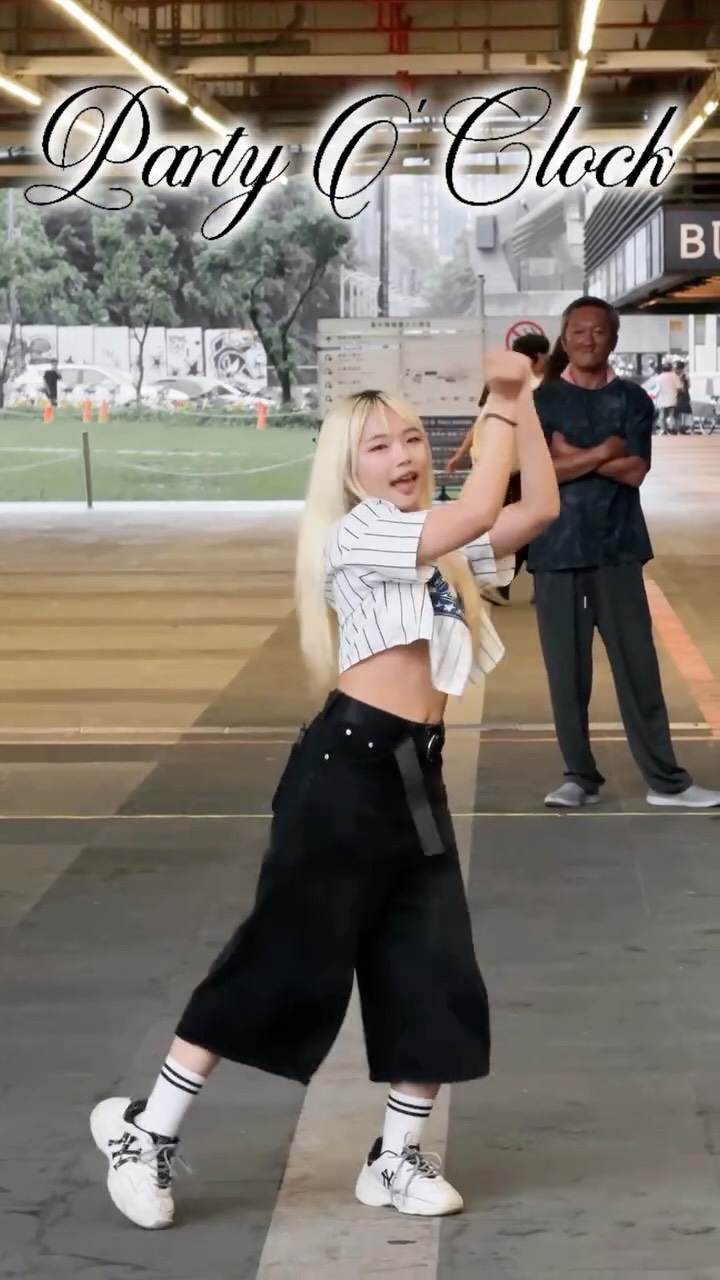 KPOP RANDOM DANCE | NMIXX - Party O’Clock
Full on YouTube:Ardor_tw🔍
#kpoprandomdance #randomdance #nmi̇xx #partyoclock #台中舞團ardor 縮圖