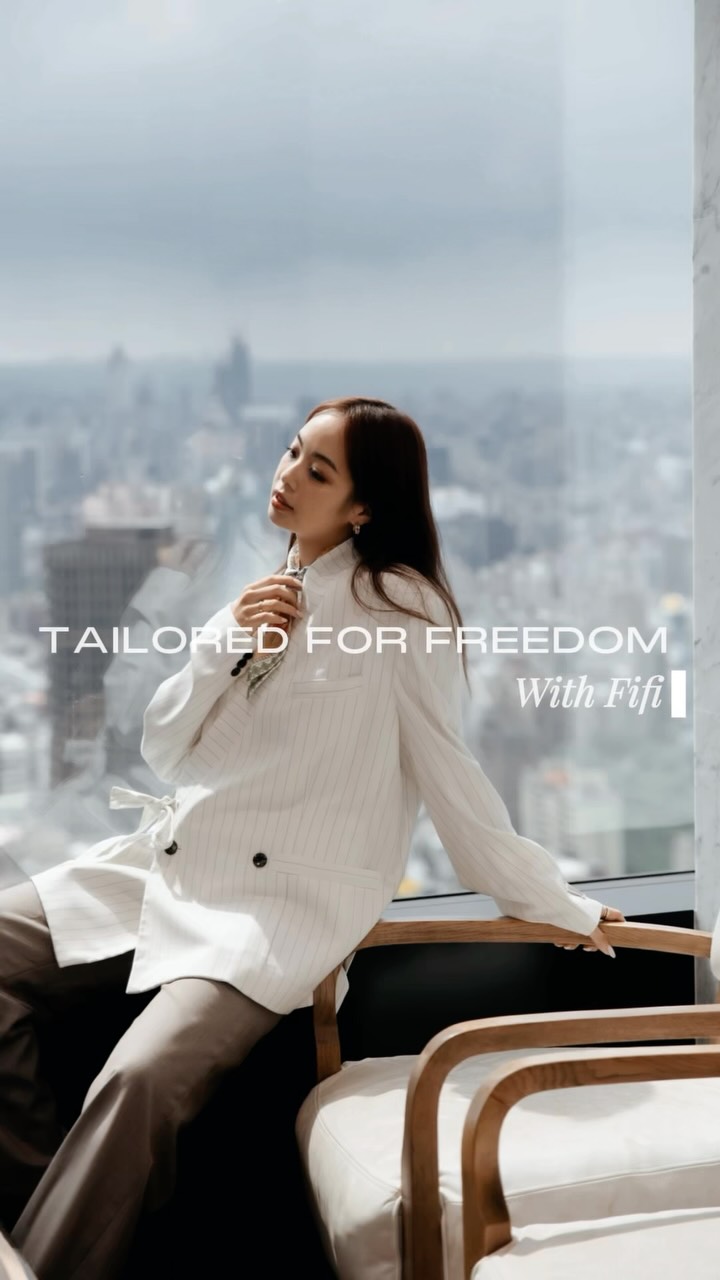 Dressed up? Maybe. Trying too hard? Never.
Because tailoring isn’t about following the rules —
it’s about having the freedom to define your own.
Wear it loose.
Wear it your way.
Make it feel like you.
The Fifi way.
Featuring @fifiyufang
Location @theexecutivecentre
Be OneOfOne, Be you 縮圖