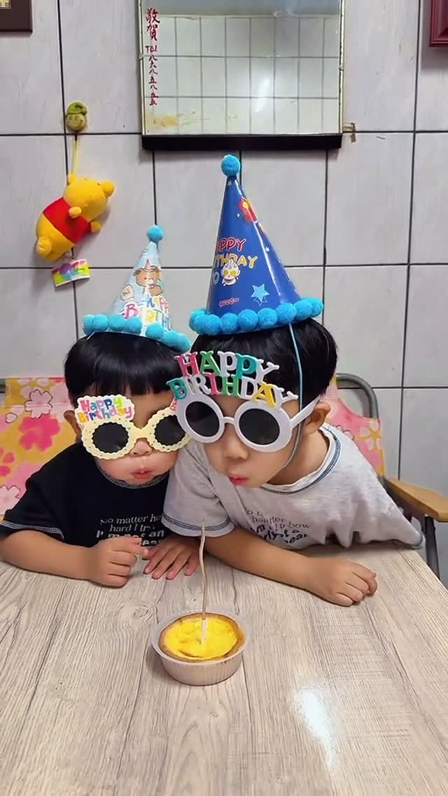 🎉🎂👦🏻👦🏻💓
跟我老公 哥哥 舅舅
拍了5次終於成功了😆😆😆
#生日 #兄弟 #生日快樂 #生日影片 縮圖