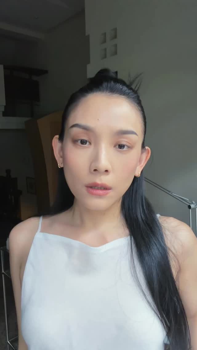 更新：義賣連結已經放在首頁！

哥哥離開以後我無數次回想 如果當時…
再想到這個世界上，到底還有多少這樣的遺憾？
真的非常心痛。

我曾經認為，我們無法決定是否要來到這個世界，但至少可以決定什麼時候離開。
這個想法在我狀況好轉以後，就完全改觀了。

我現在更相信，是我們的靈魂選擇來到這裡，決定要體驗這一生，情況越是困難，越知道這個突破的過程本身就是一場精彩的經歷，當然要給自己無限次機會。

經歷過憂鬱症，我知道轉念、看見希望是有多不容易，想要即時得到最合適的幫助更是非常困難。

尤其是「高功能憂鬱症」的患者，從察覺異常到發生悲劇的時間，往往非常短暫。
他們平時習慣為周遭發光發熱，扮演著大家的明燈，但內心的創傷和自我苛責，也因背負這樣的角色而更加沒有出口。
面對抑鬱的自己，他們會更難接受、也更急迫地想要掙脫。

目前的健保身心科主要以藥物治療為主。
深入的心理諮商費用非常高昂，大部分公益機構的幫助對象，仍多集中在孩童、老人與特定弱勢。

我希望透過 女神氣墊 義賣募資到的基金，能夠即時幫助到無法被歸在「弱勢」、卻極切需要頻繁心理諮商的人。

在義賣募資的同時，我會同步規劃該如何將這份心意落實。
如果你或身邊的人有相關的專業背景或執行經驗，並且對這個計畫有興趣或任何建議，都非常歡迎訊息我。

女神之泉 來自哥哥給我的希望，我會帶著品牌盡最大的力量，把這份希望傳給需要的人。 縮圖