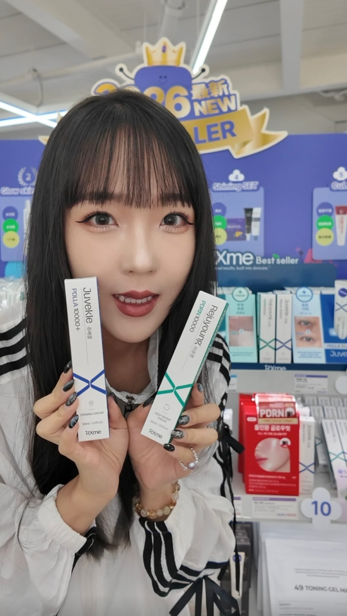 這次來釜山 特別來很多人推薦的Berry New藥局 入手了近期燒到我的這兩款保養品✌🏻
我原本以為這種類型的保養只能去做醫美 結果韓國藥局直接把它做成日常保養了😳
一支是PDRN 10000ppm 麗珠洋 主打保濕、彈潤與肌膚修護感
另一支 升級版配方的 喬雅可則針對容易乾燥 看起來不夠飽滿的地方加強保養
我直接把兩支怎麼搭配 怎麼擦拍給你們看 想知道差別一定要看到最後✨
Berry New藥局對觀光客很友善💊
有多國語言翻譯 型錄 店內也可以直接辦理退稅
Berry New藥局在首爾有四間分店(明洞、弘大、聖水、弘大主街)在釜山海雲台有一間 就是我這次來逛的這間✅而且位置就在螞蟻家辣炒章魚胖🐙🐜很好找~根本不用找🤣
下次來韓國逛藥局真的可以把逛這間 放進你的必做清單裡🛍️
釜山的Berry New藥局現在也有超多優惠活動 告訴大家好康的⬇️
☑️購買IUNIK品牌系列任一產品 價格不限 送200ml卸妝油‼️
☑️消費10萬韓元 只要有任一IUNIK品牌產品 送正裝面霜➕小瓶精華‼️
☑️VT系列現在買一送一‼️
☑️視黃醇面霜原價買一送一‼️
☑️頭皮精華買一送一➕再送洗髮精‼️
☑️震動眼霜買一送二‼️
……等 實在太多優惠了 等著大家去挖寶😍
@berrynew_pharmacy
@berrynewpharmacy_tw
#韓國藥局#韓國必買好物#BerryNew藥局#芯地のtravel 縮圖
