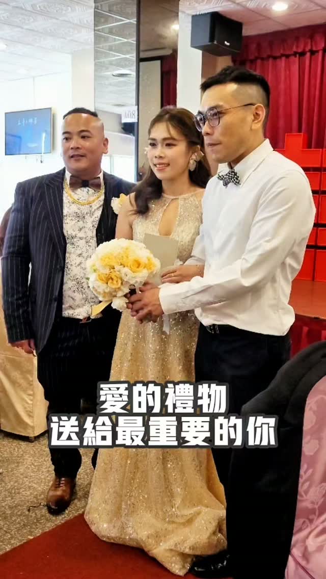 無聲家庭長大的女孩🏠
雖然與其他家庭相處模式不太一樣
但卻擁有爸爸媽媽的呵護💖
以及哥哥雙倍的愛👨👩👧👦
🤵🏻體貼新郎 @htt_710
👰🏻♀️暖心新娘 @fang___0828
🎤主持企劃 @smilebaby_host
🎶優質音控 @bibooboo
📱錄影幫手 @host.chaochao
💕案源介紹 @smileluna_host
#創意暖心系主持人
#專業婚禮主持云欣☁️❤️
#客製化婚禮服務 #無聲的愛 縮圖