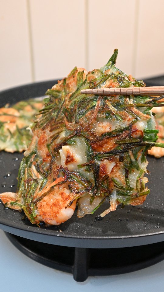 Once you try it, youโll understand the power of miso paste๐๐ป
You only need a little miso, but it adds such a deep, savory umami that you really donโt need a long list of seasonings. Simple ingredients, yet somehow the flavour tastes so much more satisfying๐๐ป
Letโs just admit it, miso really is a little secret weapon in the kitchen ๐๐ป๐
Seafood Chives Pancakes ๐ฆ๐ฆ
Ingredients:
โข A handful of Chinese chives, chopped into about 2 cm pieces
โข ยฝ onion, slicedย
โข Seafood mix, about 250 g
Foolproof Pancake Batter Ratio
1 : ยฝ : 1
All-purpose flour : Cornstarch : Water
So for this recipe:
โข 1 tsp miso, diluted with about 2 tbsp water
and then add
โข 1 cup all-purpose flour
โข ยฝ cup cornstarch
โข 1 cup water
Mix the batter until smooth, then add your seafood and chives. Thatโs it, no complicated measurements, no long list of seasonings!!.
For each pancake, scoop out about one ladleful of batter and pour it into the pan.
Want one big, crispy pancake? Go for it.
Want tiny, bite-sized pancakes? Just use about 1 tablespoon of batter for each one.
Whatever size you prefer, theyโre just as delicious! ๐๐๐ป
These pancakes taste so good on their own, but if you prefer a little spicy, sour, and savory kick, you might want to try them with this homemade dipping sauce. ๐ถ๏ธ๐
Itโs simple, punchy, and pairs so well with the crispy, savory pancakes. ๐๐ป
Dipping sauce mixture:
ยท soy sauce 1 tbsp (Lee kum kee)
ยท riceย vinegar ยฝ tsp (Din tai fung)
ยท sesame oil 1 tbsp (Ottogi
. korean chili flakes/gochugaru ยฝ tsp
ยท toasted sesame seeds 1 tsp (Ottogi) ็ธฎๅ