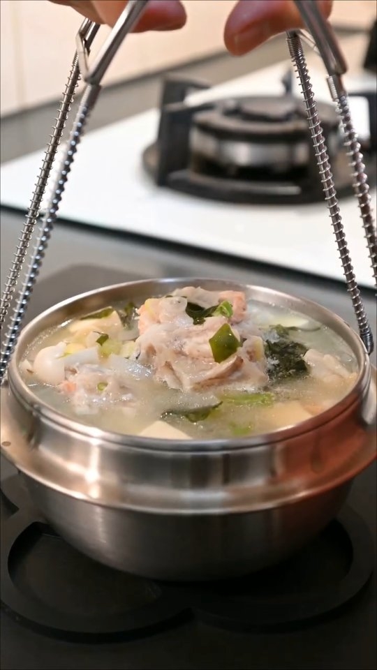 My favorite way to enjoy miso soup? With rice, of course! ๐๐
I just love having that warm, savory soup together with rice. Somehow, the simplest combination is always the most comforting๐ฅฃโค๏ธ
This is the kind of stew I can happily enjoy anytime, cozy, comforting, and never gets old ๐๐ป
Salmon Head Miso Soup
Ingredients:
โข ยฝ salmon head (pre-cut, about 1 lb / 450 g)
โข 1 litre water
โข ยฝ onion, chopped
โข 1 pack shimeji mushrooms
โข 3 tbsp red miso paste, adjust to taste (Hikari)
โข 1 pack soft tofu, about 150 g, cubed
โข About 3 tbsp dried wakame seaweed
โข 2 green onion, finely chopped
Instructions
1. Bring a pot of water to a boil. Add a few slices of ginger and a splash of cooking sake or mijiu.
Blanch the salmon head for about 30 seconds, just enough to remove the blood and impurities without overcooking it. Drain, then rinse thoroughly under cold water.
2. In a clean pot, combine the blanched salmon head, water, chopped onion, daikon, shimeji mushrooms. Bring to a boil, then reduce to medium heat and simmer for about 5-8 minutes.
3. Add the soft tofu and wakame. Simmer gently for another 3 minutes.
4. Turn off the heat. Dissolve the miso paste in a small ladleful of hot broth, then stir it back into the soup. Avoid boiling the soup after adding the miso, as this helps preserve its flavour and aroma ๐๐ป
NOTE:
Enjoy this nourishing soup on its own, or serve it with warm rice for a comforting and satisfying meal ๐ฒ๐๐ป๐ ็ธฎๅ
