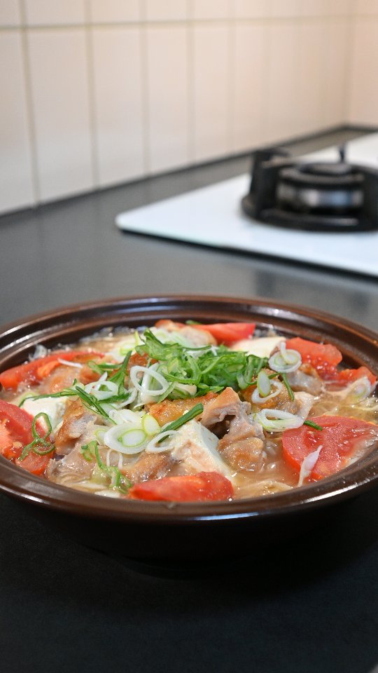 Simple, hearty, full of comforting flavours, the kind of dish that makes you appreciate home cooking all over again ๐๐๐ป
Miso Chicken Stew with Tomatoes ๐
๐ฃ
Ingredients:
โข 2 boneless chicken drumsticks
โข 1 tomato, cut into wedges
โข ยฝ block soft tofu (about 100 g)
โข A handful of shredded cabbage
โข ยฝ pack shimeji mushrooms
โข ยผ onion
Sauce:
โข 1 tbsp white miso (Hikari)
โข 3 tbsp cooking sake (Kikkoman)
โข 1 tsp mirin (Guwang)
โข 1 tsp soy sauce (Lee kum kee)
โข About ยผ tsp rice vinegar (Din Tai Fung
To garnish:
Freshly chopped green onions ๐ฑ
As everything slowly cooks together, the chicken, tomatoes, cabbage, mushrooms and tofu release their natural juices, creating a rich, deeply savoury broth without adding a drop of water. ๐๐ป๐
Itโs mellow, comforting and full of natural flavour, exactly the kind of stew I love having at home ๐ฒ๐คฉ๐๐ป ็ธฎๅ