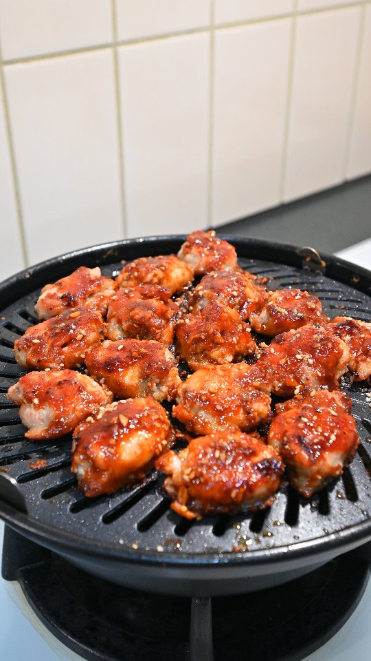 The best chicken wings in the world, and yes, theyโre BONELESS! ๐คฉ๐ฅ
I had to debone every single wing by hand, and that little job alone took me almost 15 minutes! ๐
But once theyโre beautifully seasoned, cooked to perfection, and coated in that spicy, savoury Korean BBQ glaze,
suddenly, those 15 minutes feel totally worth it ๐๐๐ป
Spicy Korean BBQ Chicken Wings ๐ฅ๐ถ
๐๐ป Main:
โข Chicken wings, deboned, about ยฝ kg
โข Grated ginger, about 2 tbsp
โข Salt, ยฝ tsp
โข White pepper powder, ยฝ tsp
โข Potato starch, 1 tbsp
๐๐ป Korean BBQ Sauce:
โข Gochujang (Sing Song), 1 tbsp
โข Garlic, finely minced, 3 cloves
โข Soy sauce (Lee Kum Kee), 1 tbsp
โข Sweet soy sauce for dim sum (Lee Kum Kee), 1 tbsp
โข Rice vinegar (Din Tai Fung), ยฝ tsp
โข Sesame oil (Ottogi), 1 tbsp
Cook the chicken wings any way you like; oven, air fryer, or my favourite dry-sear method in a nonstick skillet.
If youโre using a skillet, keep the heat low and let the chicken slowly render its own fat. No extra oil needed! ๐๐ป
You can enjoy them just the way they are, or wrap them in fresh lettuce, so simple, yet seriously good ๐ฅฌ
Or turn them into a Korean-style spicy chicken burger or chicken wrap; juicy, spicy, savoury, and absolutely packed with flavour ๐๐ฏ
Honestly, itโs 5-star comfort food made right at home ๐๐ป๐คค๐ฅ ็ธฎๅ