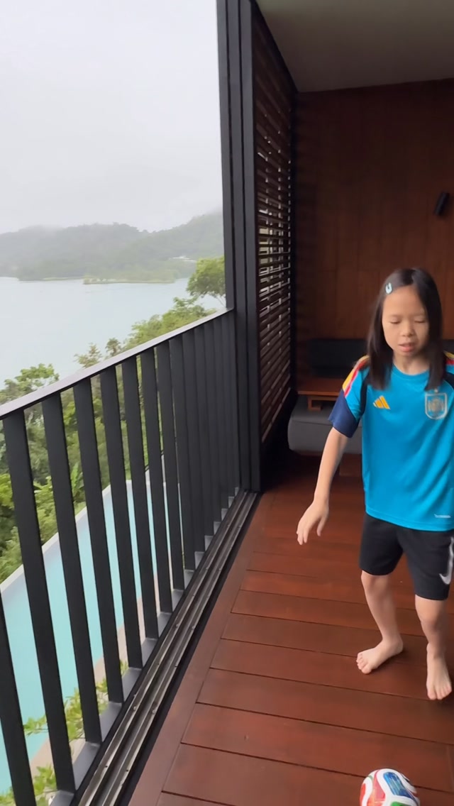 養女兒的浪漫？
我家只有足球⚽️😂

別人生女兒🎀
洋裝、蝴蝶結小公主～

我養著養著……
公主沒看到，倒是養出一個🤣
看到足球就自動開機的女漢子⚽️

自己生的自己愛😂
踢得開心最重要❤️

#足球女孩 #女漢子日常 #媽媽的日常 #親子生活 #我家有女初長成 縮圖