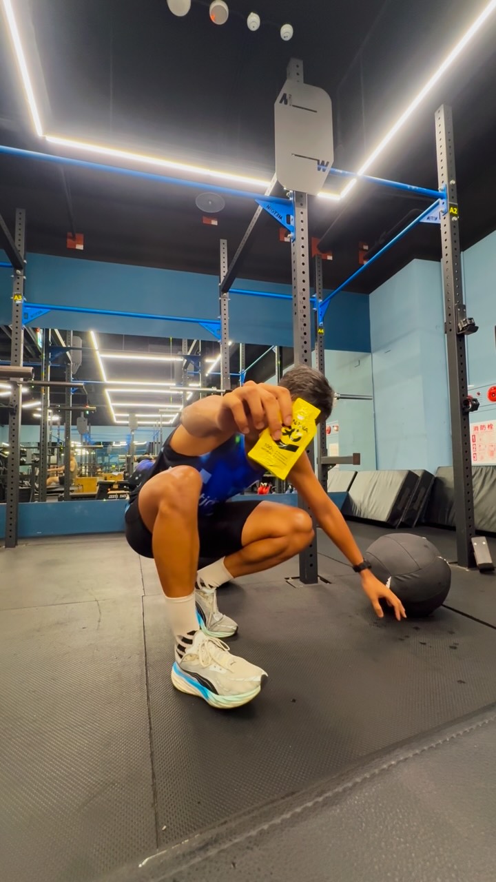 今天課表 🏃indoor 10km  Tempo 
+
Wall bull 
9kg 100下
6kg 100下

距離賽事剩下1個月多一點，緊張嗎也還好，應該說更期待結果與驗收！！！🤩🤩🤩🤩

慢慢的開始嘗試重回果膠適應期，老樣子針對我這個腸胃不適的人，腸胃適應非常好！！👊
 
滿懷熱情吞了高糖能量膠，沒多久血糖如雲霄飛車般掉下來，瞬間感到力不從心、斷崖式疲勞？

那種像煙火般短暫的虛假高峰，正是耐力運動員最大的痛點。
 
BananaGO 就是要帶你告別能量虛發，做到真正的穩贏！
 
💪 告別能量「虛發」，BananaGO 成為你最穩固的力量來源！
 
市面上許多單一高糖補給，容易讓血糖急升急降，在關鍵時刻突然「虛」掉。訓練時最看重腸胃的穩定與長效輸出！！！！
 
🍌 複合碳水化合物，長效穩供：以天然香蕉為基底，提供平穩持續的葡萄糖釋放，有效避免能量「斷崖式」下降，告別撞牆期！
 
✨ 天然純粹，無負擔：堅持「真營養」理念，不含人工甜味劑、色素與防腐劑，減少身體與腸胃不必要的負擔。
 
💖 腸胃更舒適，表現更專注：滲透壓較低且無化學刺激物，讓腸胃在劇烈運動中也能保持安定。腸胃舒服了，你就能更專注在每一次呼吸與每一步輸出！
 
🔋 平穩能量，極致表現：無論是馬拉松、鐵人三項還是 Hyrox，穩定供給才能讓你在高強度下維持極致輸出，把練習的實力穩穩發揮出來！
 
💡 SonnyBoy 私房補給小提醒：
補給 BananaGO 🍌時，一定要配水食用！不僅能讓營養成分更好吸收、減輕負擔，海鹽可可的風味配上水之後，口感也會變得更加清爽順口！
 
🎯 訓練沒有捷徑，每一次努力都穩穩發揮！
 
有些東西失去了無法挽回，但還擁有的我們要死死守住。你缺的不是努力，而是正確的方向！在日常訓練中試試 BananaGO🍌，體驗那份告別虛發的踏實感，一起為接下來的挑戰做好準備！👊
 
🛒 立即體驗穩健能量，拒絕能量虛發：
👉 https://banana-go.com/zh/shop/
� 縮圖