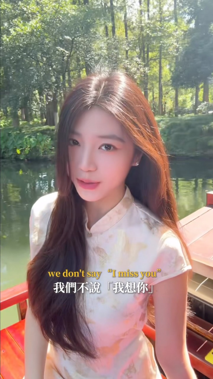 西湖的鳥兒是最棒的合音小天使🕊️
來到杭州 搭著船忍不住來一首 #青花瓷 
遙想千百年前的江南光景

一直都好喜歡這首歌的詞
「如傳世的青花瓷自顧自美麗」
眼前的西湖應如是：） 縮圖