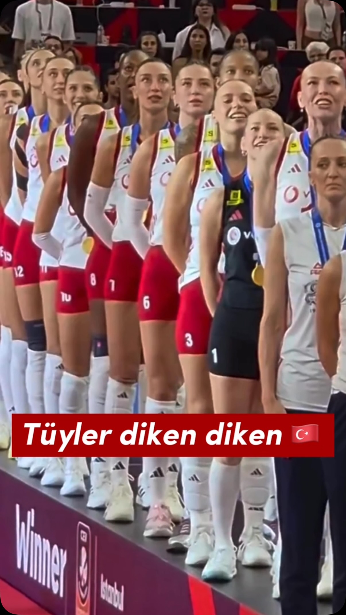 Dünyada onlarca milli marş var ama hiç bir marş İstiklal marşımız kadar gür sesle söylenmiyor. Sadece şu kısacık görüntüde bile marşımızın gücünü ve kızlarımızın ne kadar gururlu olduğunu görmenin değeri paha biçilemez. Baksanıza ! Diğer oyuncular bile şaşkınlar, inanın onlar şampiyon olsaydı marşlarını bu kadar güçlü söylemeyeceklerdi. İşte ülke ile vatan arasındaki fark tam olarak da burada başlıyor ! Voleybolcularımızın her biri ile gurur duyuyoruz. Çok büyük bir başarıya imza attılar ve daha nice kupalar kazanacaklarını biliyoruz. Bizi başarıya alıştırdılar bir kere 😅 Yolları açık olsun. Türk kadınının gücünü dünyaya gösterdiler. #fileninsultanları #voleybol #türkiye #keşfet #gündem 縮圖