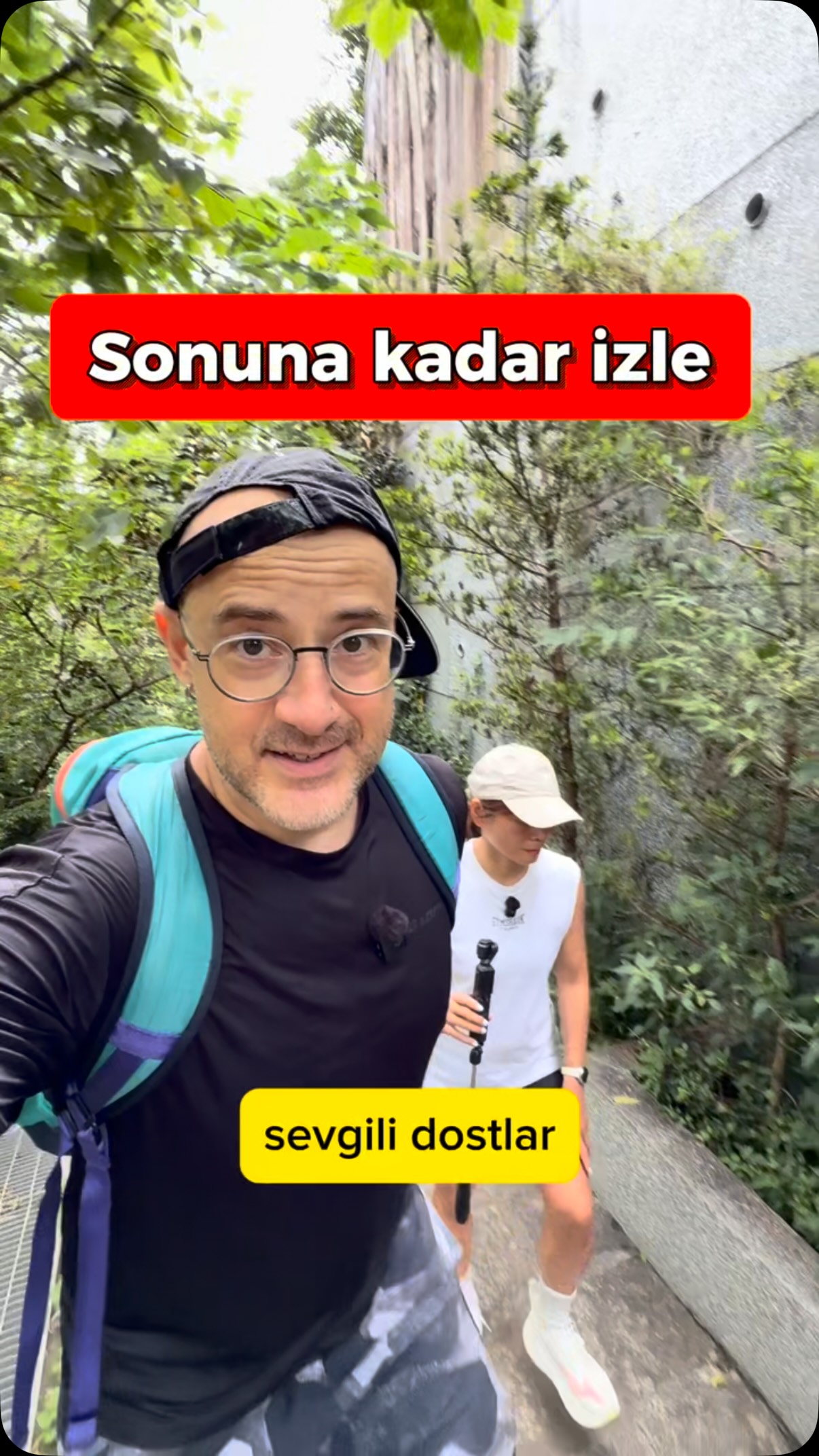 Cem Yılmaz’ın kalp krizi geçirmesi hepimizi üzdü ve hem kendisi için hem de bizler için bir şeyi hatırlattı ! SAĞLIMIZA GEREKEN ÖNEMİ VERMİYORUZ ! Özellikle Türkiye’de çok fazla insan sigara içiyor ve sağlıksız besleniyor.
Çevrenize bir bakın, yüzlerce fazla kilolu insanın yaşadığını göreceksiniz. Bu insanların bir çoğu sigara içiyor ve zaman içinde vücutları sinyal vermeye başlıyor. Sonucunda da istenmeyen durumlar ortaya çıkıyor. Bu yüzden naçizane tavsiyem LÜTFEN SİGARA İÇMEYİN ! İçiyorsanız ise HEMEN BIRAKIN !
Evet, hiç birimiz sonsuza kadar yaşamayacağız ama bari yaşarken sağlığımıza dikkat edelim. Yapabilirsek haftada 3-4 gün spor yapmaya çalışalım. İlla spor salonlarına gitmeye de gerek yok. Belki doğa yürüyüşleri, bisiklet ile dolaşmak ya da evde yapacağınız 1 saatlik orta ölçekli spor hayatınızı değiştirebilir. Ek olarak daha sağlıklı yiyeceklere yönelmek de vücudumuz için yapacağımız en iyi hareket olacaktır.
Cem Yılmaz’a çok geçmiş olsun. Herkese sağlıklı ve uzun ömürler diliyorum. #spor #sağlık #diyet #gündem #keşfet 縮圖