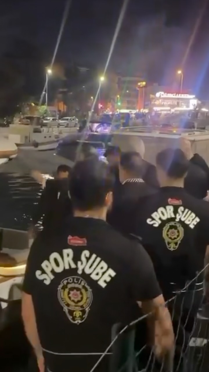 Ufacık bir kız çocuğu gece 11’de sokakta mendil satmak zorunda kalıyorsa kimse bana Türkiye’de ekonomi iyi vs demesin ! Benim de 2 kızım var, bu görüntüleri izleyince içim acıdı. Orada kimsecikler kızın sesini duymamış ona da çok üzüldüm. Değerli iş adamı Dinçer Azaphan’da bu kız çocuğu için paylaşım yapmış. Umarım iş adamlarımız yardım ellerini uzatırlar !
Türkiye’de büyük bir fakirlik olduğunu hepimiz biliyoruz ! Öyle uçuyoruz kaçıyoruz diye bir durum yok ! Enflasyon , mazot, elektronik aletler, arabalar hepsi zirve yapmış durumda ! Açlık sınırı 4 kişilik aile için 37 bin TL! Ama asgari ücret 28 bin TL! Fakat siyasetçiler ayda 300 bin küsür TL kazanıyorlar ! Daha fazla yazmayayım bana da dava açmasınlar , çünkü artık doğru söyleyeni dokuz köyden kovmak adet oldu ! #gündem #haber #ekonomi #türkiye #keşfet 縮圖