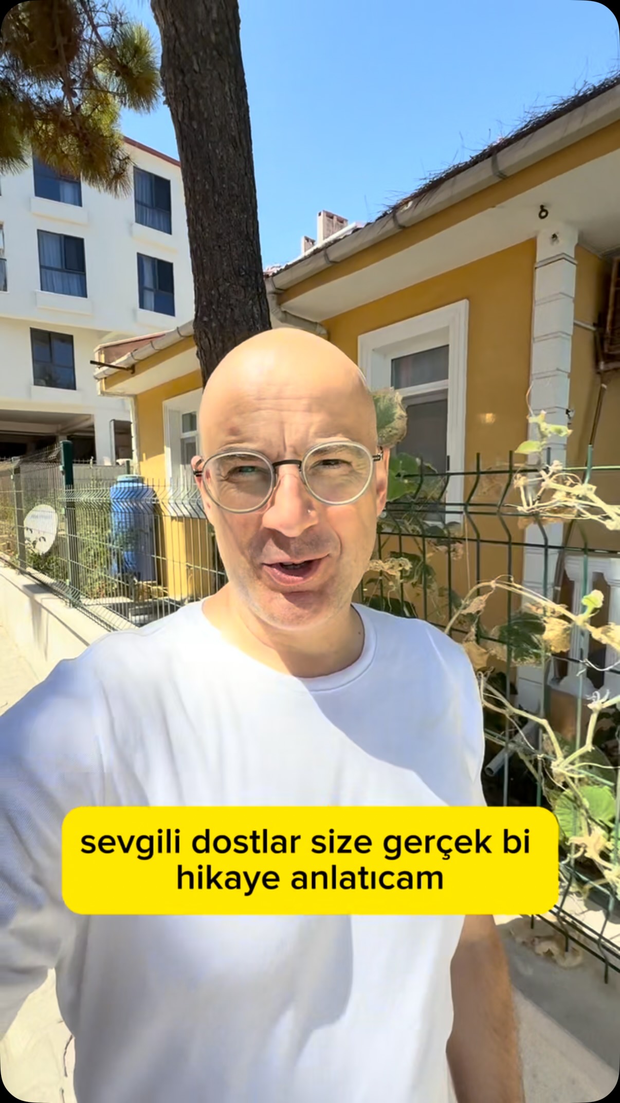 Babam hep hayalleri olan bir adamdı ve yıllarca beklemesi gerekse bile hayallerinden vazgeçmezdi. İşte o hayallerden bir tanesi de bizim çocukluğumuzun en keyifli zamanlarının geçtiği yazlığımızı yapmaktı ! Babam bu ufacık evi 70’li yıllarda hayal etti ve 80’li yıllarda yapmak kısmet oldu. Belki başkası için sıradan bir ev olabilir ama bizim için babamızın hayallerinin gerçeğe dönüştüğü manevi değeri çok fazla olan bir yer. #baba #hayat #hikaye #keşfet #insan 縮圖