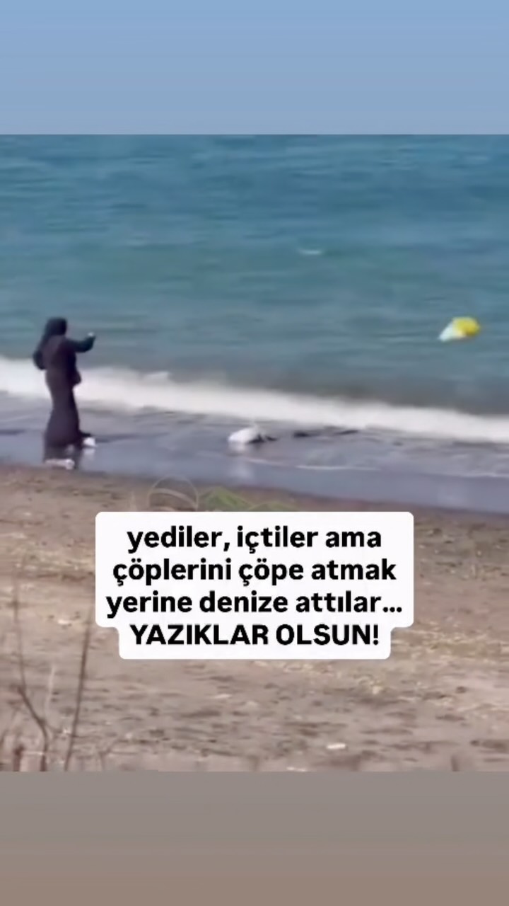 Denize dangalakça çöp atan 2 kişinin videosunu sosyal medyada gördüm ve çok sayıda takipçim bana bu görüntüleri gönderdi ! Ben artık böyle cahil ve yaşadığı topraklara bu kadar düşman insanlara laf anlatmaktan bıktım 😡 Sayıları o kadar çok ki , milyon tane insan aynen videoda gördüğünüz iki dangalak gibi yaşıyor !
Hiç uzağa gitmeyin, hemen yaşadığınız mahalleye bakın zaten bu tipleri göreceksiniz. Yere çöp atanlar, izmaritini oraya buraya fırlatanlar, çekirdek kabuklarını parkalara dökenler vs daha nicesi hiç de uzağınızda değil !
Ben Türkiye’de tatil yaparken cennet gibi koyların ne hale geldiğini kendi gözlerimle de gördüm ! Mangal yapmış ve koydaki otları kap kara hale getirmişlerdi (Tersane koyu) Karpuz ve domates kabuklarını yerlere atmışlardı ! Aynı manzara Fethiye Çalış sahilinde de karşıma çıktı. Sahildeki izmaritleri toplasanız sanırım binlerce falan dağ gibi biriktirebilirsiniz !
Böyle insanların yaşadığı bir ülkeden teknoloji ve gelişimi adına ne bekliyorsunuz ? Milyon küsür insan daha çevresini temiz tutmayı beceremiyor bir de kalkıp bu topraklara çağ mı atlatacak ? Bu kişilerin seçtiği ya da bu insanlar arasından çıkanlar siyasete giriyor; ticaret yapıyor, bir yerlere geliyorlar ! Sonra mazot 90’da olur 100’de , çünkü toplum kalitesiz ! Eğitimsiz ! Düşüncesiz !
Ben artık laf anlatmaktan yoruldum, cehalet ülkemizin en büyük sorunu ! Zaten bu yüzden her türlü saçmalık yaşanmaya da devam ediyor. Bu kafayla gidildiği sürece Avrupa’nın veya gelişmiş Uzakdoğu ülkelerinin yakaladığı toplum seviyesini 100 senede bile yakalayamayız o kadar eminim. #çevre #haber #türkiye #keşfet #doğa 縮圖