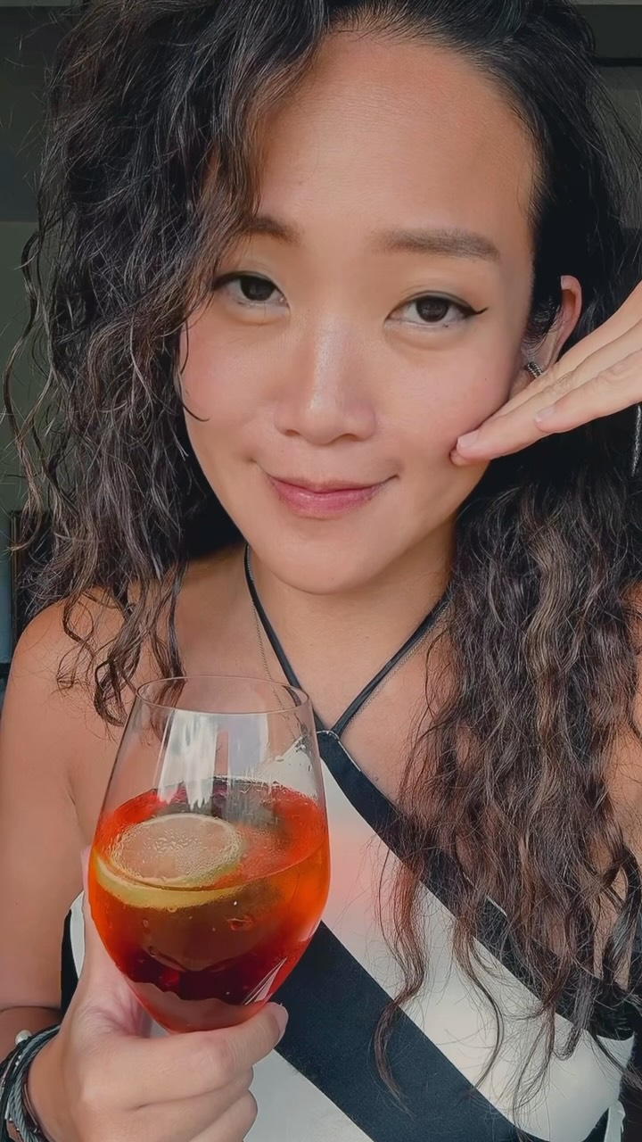 酒國女英雄 

他說「你腦波弱 一定會喝很多」
我說「不會不會～」

到底上飛機有多難🤣🤣🤣🤣🤣🤣

- - - 
✨慕慕有酒精飲✨
Aperol Spritz 💕💕💕💕💕
- - - 縮圖