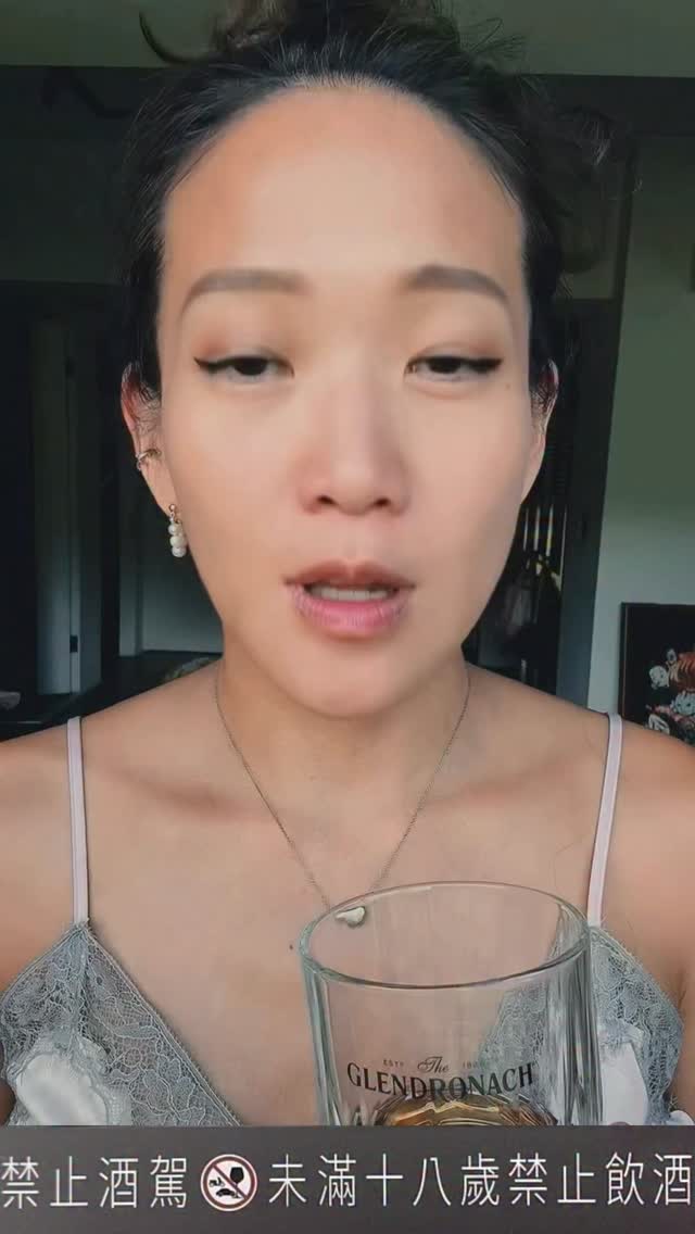 酒國女英雄 理性飲酒day?

女人喝威士忌就是性感的象徵 
任何時候都能有儀式感地倒一杯品飲～ 享受微醺儀式感
格蘭多納之前我有喝過12y 
這次新出的大師詠選第三樂章谷語波特也一樣迷人
顏色是光亮紅銅色，酒感有莓果跟蘋果奶酥的香氣

9/1好市多限量販售～
趕快去好市多看看吧
數量很有限! 賣完就不補囉~~
跟wild wild一樣錯過就不在

＠glendronachtw
 #格蘭多納大師詠選第三樂章谷語波特  #好市多獨家 縮圖