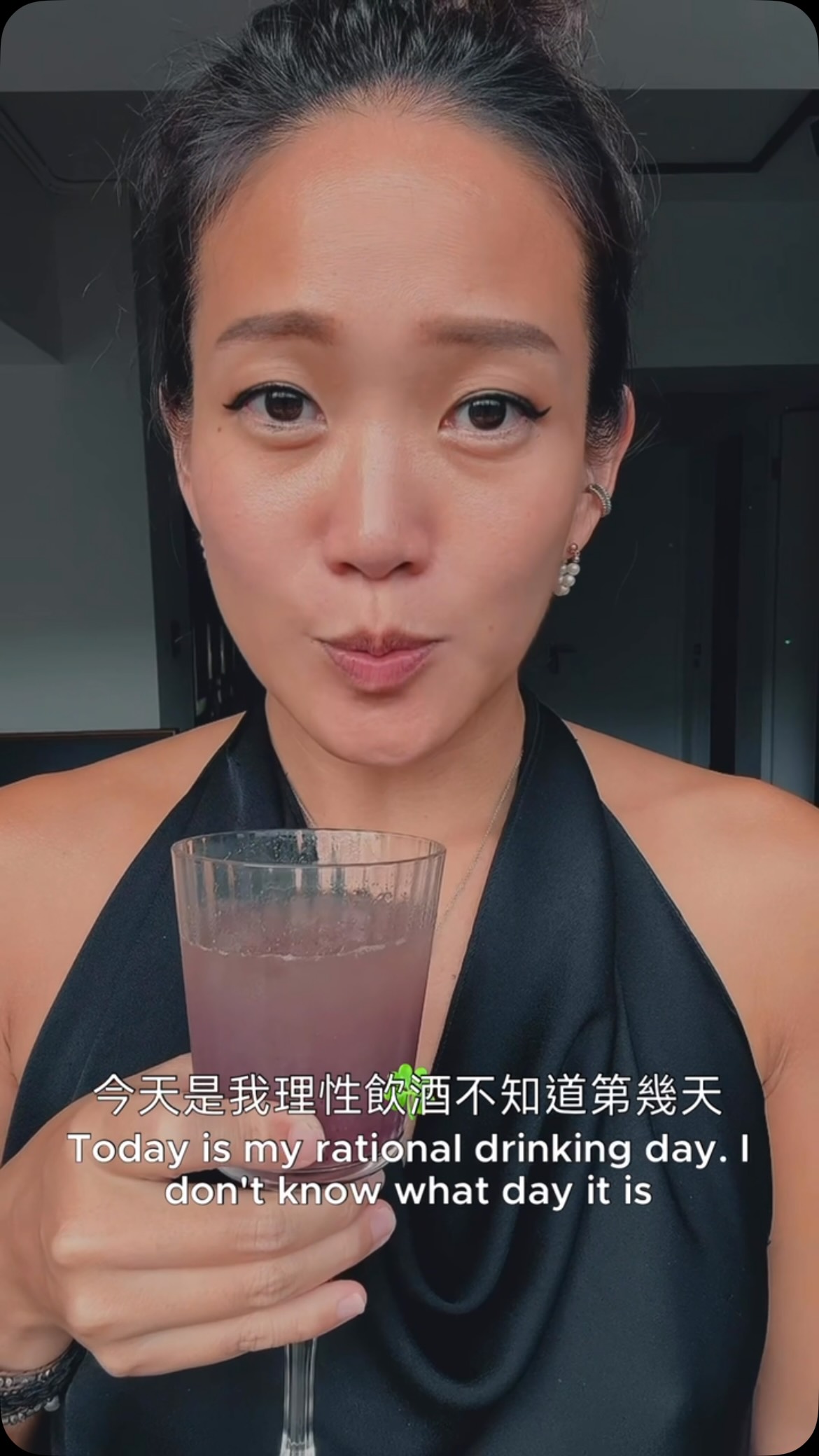 酒國女英雄 理性飲酒day? 

醫生說：器官都很健康 就是可能收縮太多 
身心靈現在可是都被照顧的很好🤣🤣🤣

- - - 
✨慕慕無酒精飲✨
清冰箱詭異氣泡飲
冷榨水梨  冷榨藍莓  氣泡水
- - - 縮圖