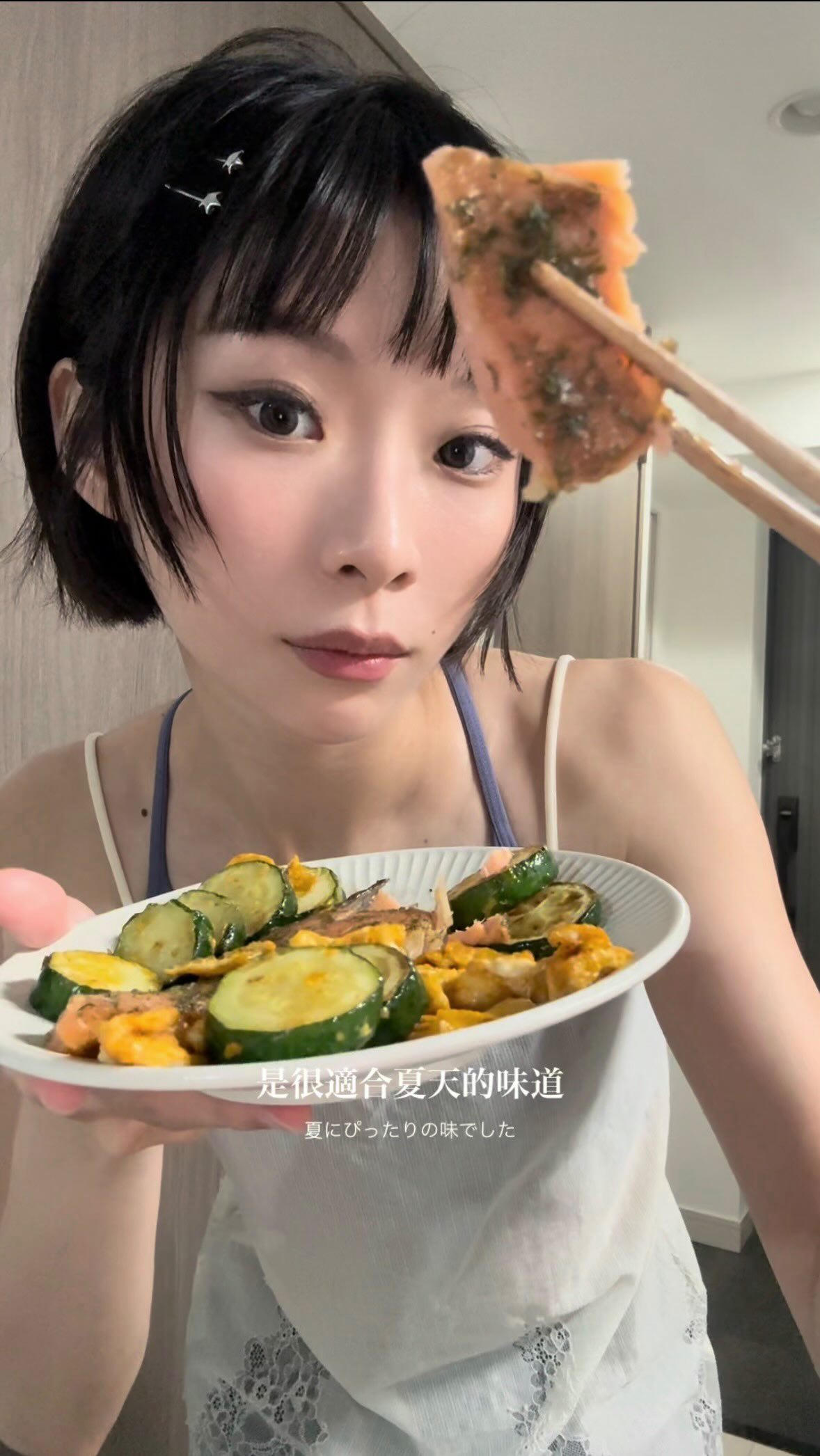 我還是很乖的剪出來了
一個月一次的日文口說練習
雖然我也不確定講的對不對就是了!
|レシピ 食譜|
·サーモン 鮭魚
·塩 鹽
·黒コショウ 黑胡椒
·溶かしたバター 融化奶油
·ディル 蒔蘿
·オリーブオイル 橄欖油
1. サーモンの切り身の身の部分に塩、コショウをまんべんなく振りかけます。
- 在鮭魚切片的魚肉部分,均勻撒上鹽和黑胡椒。
2. 小さなボウルにバター、ディル、オリーブオイルを入れてかき混ぜ、サーモンの身側に刷毛で塗り。
- 將奶油、蒔蘿、橄欖油放入小碗中攪拌均勻,接著將混合好的醬料塗在鮭魚上。
3. ロースト機能を選択し、温度を190°Cに、時間を10分ぐらいに調整。
- 進入氣炸鍋選擇烘烤模式,溫度190°C、約10分鐘即可!
#一人暮らし #vlog 縮圖