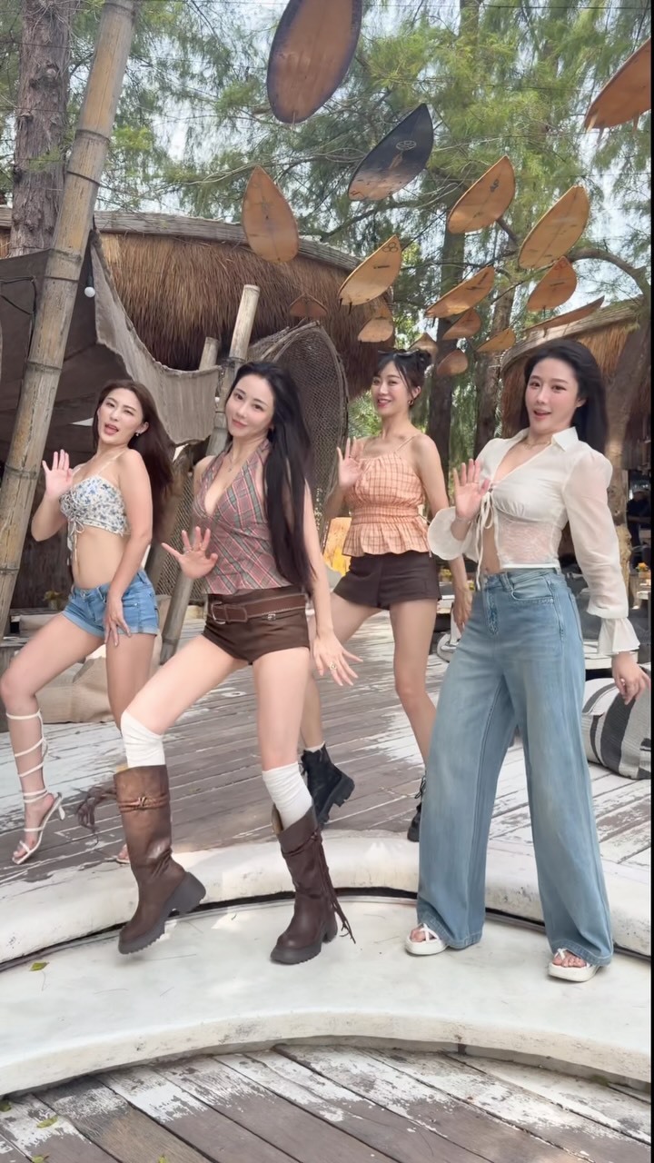 我們在芭達雅為開季先暖身了🤍
JYP這首歌Ariel說想跳
姐妹們在沙灘上秒學3分鐘就開拍🏖️ 縮圖