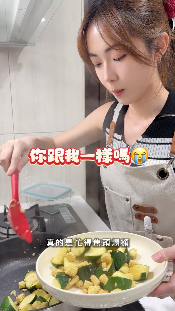 #抽3位幸運兒

長大後的世界原來是這樣😳
白天在工作室服務客人，晚上回家切換成料理家務煮婦模式🍳✨
每天在職人和凡人之間切換日常，忙到焦頭爛額，甚至發現連頭皮都開始緊繃、抗議了……😭

上次跟你們推薦過髮基因的頭皮調理精華，我自己用完真的超有感！
這次又被我挖到一瓶專屬頭皮的頂級保養 #髮基因青春露 🧴✨

我們平常保養臉蛋都超用心，但別忘了，頭皮是女人的第二張臉，當然也需要好好的呵護與寵愛，才能撫平每天忙碌團團轉的緊繃感！
✨ 縮時養頭皮！四大頂級成分：

 🍒半乳醣酶酵素 ｜幫助頭皮油水平衡，找回滋潤與彈性。
❄️白樺蜜糖 + 雪絨花 ｜雙重修護，強韌頭皮的天然屏障。
🍃微量薄荷添加 ｜帶有微微的清涼感，一抹瞬間舒緩放鬆。

洗完頭後，我會均勻分區滴在頭皮上，用指腹輕輕按摩。
它的質地是非常輕薄的水感，在頭皮上完全不黏膩！
最迷人的是它帶著高級的牡丹花香伴隨微涼薄荷香，按著按著，整天的疲勞與緊繃瞬間都被撫平了。
吹完頭髮後，頭皮先輕盈，頭髮自然就豐盈蓬鬆！

 不只臉蛋要精緻，連頭皮也要一起優雅保養。
用了這瓶青春露之後，擁有一頭輕盈秀髮，心情也跟著亮起來！💖

🎁 貼心好康報報（手刀衝 .ᐟ .ᐟ)
看著身邊朋友一直飛出國玩好羨慕？
現在髮基因正推出「集點抽獎」活動！🎉
即日起到 9/19，只要完成指定任務就能累積點數參加抽獎，有機會獲得「韓國首爾來回機票」！✈️🇰🇷
一邊照顧頭皮一邊把機票抽起來#👉 活動詳情 https://reurl.cc/N2g4Gk

另外我也跟廠商爭取抽３位能體驗青春露的幸運兒😍方法很簡單💗
1.追蹤我 @wennyua.n 
2.留言「我想要試試」就可以抽獎嚕

👉 活動官方LINE帳號：@scalprecovery

@scalprecovery_official
#髮基因頭皮護理專家 髮基因青春露  頭皮專用保養品 縮圖