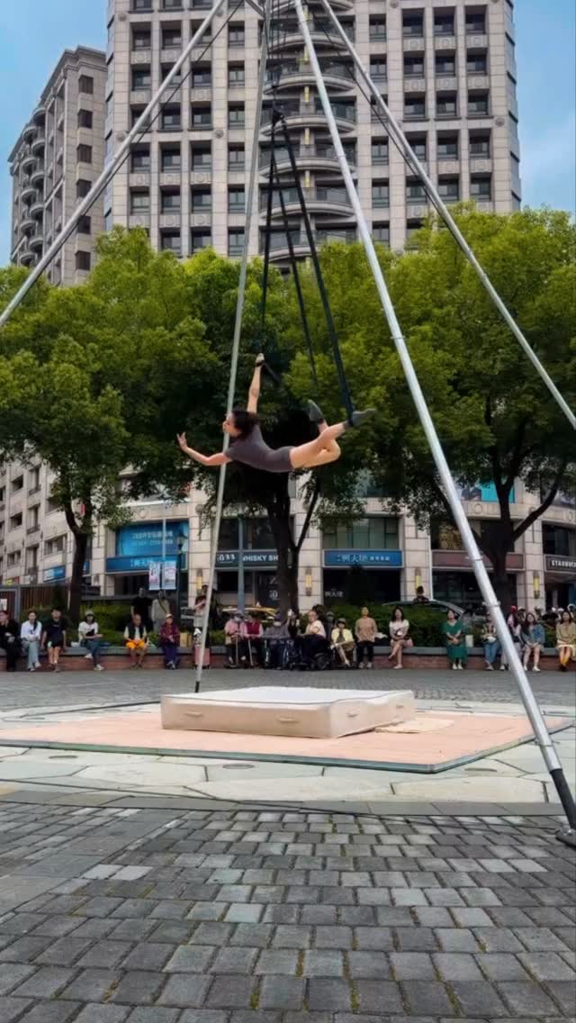ACT 三週年：把好玩的事做得很專業

5/2的慶生會，規格根本是場專業的戶外表演🫶
原來戶外表演那～～～麼好玩!

很榮幸從一開始就是 ACT 的成員
這幾年除了教學，我自己也是ACT的學生
最珍貴的是認識了一群同樣對細節有偏執的朋友

這是我最喜歡ACT的其中一點
我們把好玩的事情，做得很專業

給還在觀望的朋友
既然都要練，就找一個能讓妳綻放的舞台

ACT 每年都有慶生會和年底的表演展

別猶豫，加入我們吧
我們教室見⚡️

謝謝教室 @aerial.circus.theater
也謝謝兩位不斷付出和支持的老闆
@huchiahao.aerial & @rosssysiong 

還要謝謝貼心的巧～ @ful3ful31l3 
幫我錄製精美影片 🫶🫶🫶

🎵 Fluid by @arewabasit 縮圖