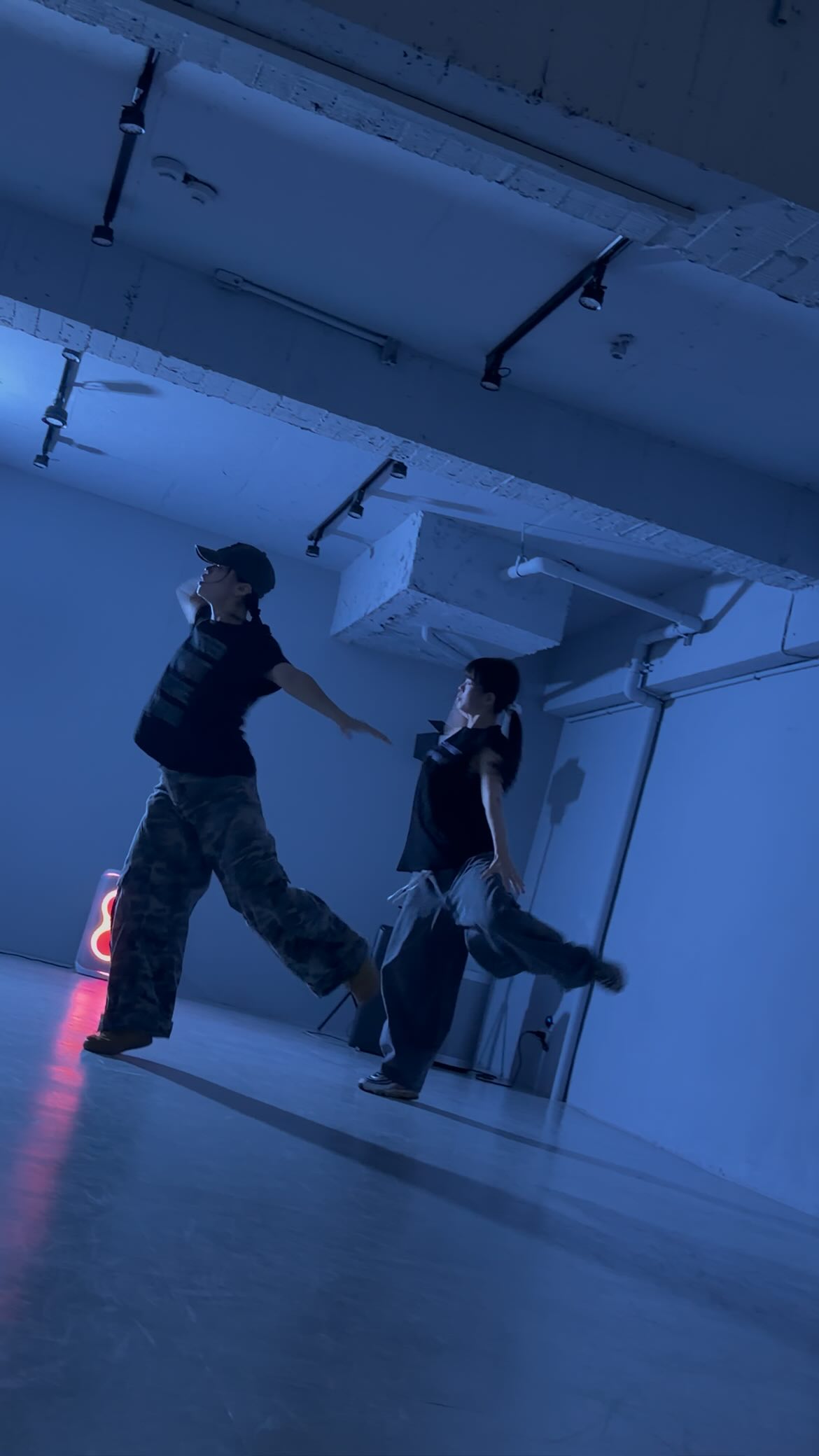🧠 / @okok_uuuna
with / @xxz.yz
Love this choreography 🤌🏻🫶🏻
@andingdance
#LVBAG #andingdance #anding #dance 縮圖