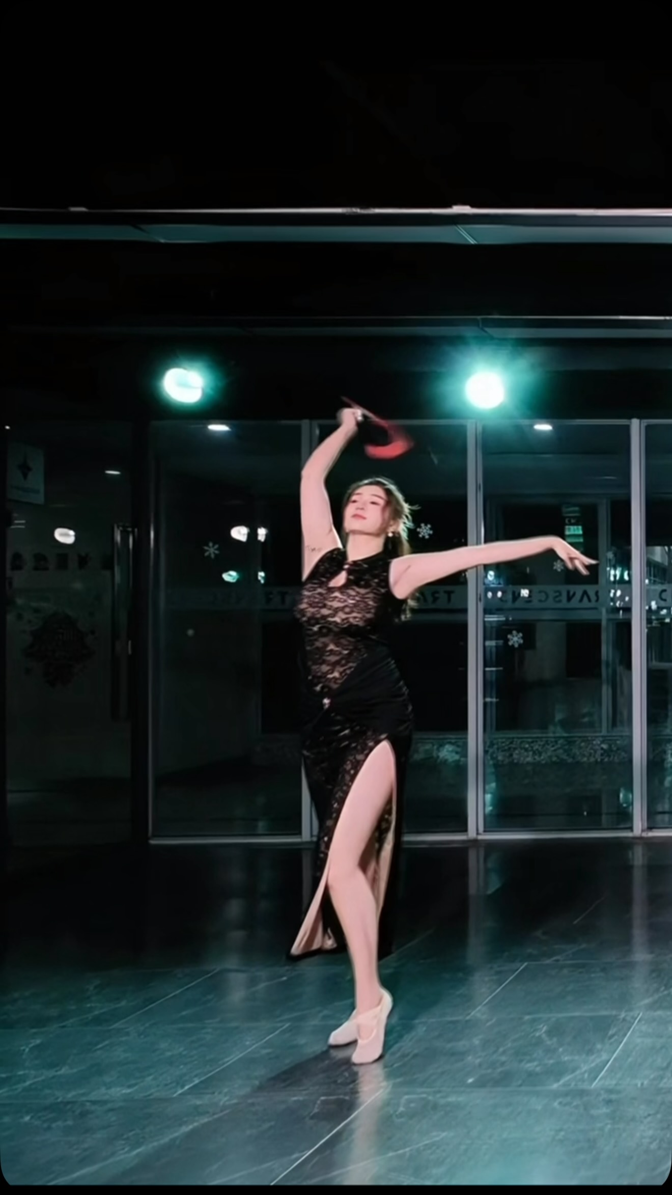 @j5.dance 青花瓷🪭 折扇好美，來去一起跳古典舞吧

記得三月的時候強忍著身體不適去了中國深圳，如今看來身體的疲憊，跟台指一樣底還有底，胖還能更胖，掛著肚肚跳舞也是難得的回憶

#進修 #青花瓷 #折扇 縮圖