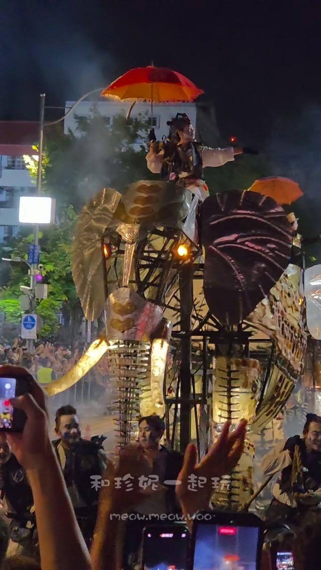 被手機砸到臉……

大象來了
法國奧波西托劇團
明天還有一天
人真的好多啊 你們會想來嗎？

我們 6:45 卡位 8:20看到
（站北藝中心十字路口）
帶小小孩要注意體力~
不想拍到手機海要提早卡位
散場動線困難

📅： 9/5(六)~9/6(日)
🐘：藝術遊行 19:14～20:14
📍：基河路（新光人壽士林教育會館→北藝中心廣場）
🎭：舞臺演出 20:04～20:44
📍：臺北表演藝術中心廣場
💰：免費 縮圖
