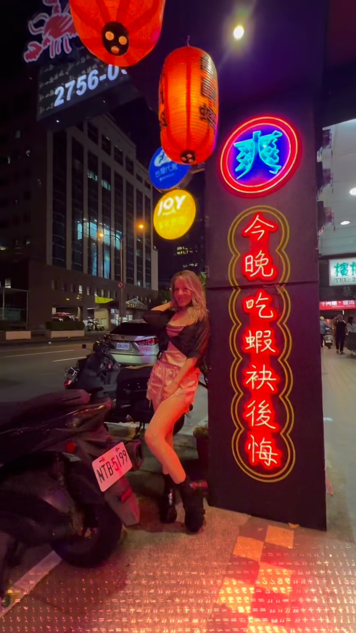 大家好!🦐✨ 身為住在台灣的西班牙女孩,大家最常問我晚上想吃台味熱炒、享受爆棚氣氛時的首選是哪裡?不用懷疑,我最愛的宵夜天地絕對是 **一品活蝦**!🍻🔥 @yipinprawn
這裡的每一鍋蝦都是現點現炒,嚴選尚青、肉質超彈牙的鮮甜活蝦!而且一定要跟大家分享內行人的「隱藏版吃法」:點蝦時直接加入清脆的茭白筍與甘甜的水果玉米一同入鍋!蔬菜吸收了滿滿蝦汁精華,美味直接提升到另一個境界!🌽🤤
這次跟朋友來爆吃了一整桌海陸大餐:
🌶️ **胡椒蝦** — 濃郁辛香的胡椒胡麻搭配甜玉米與茭白筍,辣中帶甜超過癮!
🧂 **鹹酥蝦** — 蒜香十足、金黃酥脆,多了蔬菜的清甜口感層次大升級!
🧀 **金沙蝦** — 鹹蛋黃濃郁包裹著每隻活蝦與配料,鹹香涮嘴到停不下來!
🥩 **特製美國骰子牛** — 鮮嫩多汁、肉香十足,海陸雙重滿足!
🥬 **高麗菜** — 清脆甜美,大火快炒就是香!
🍜 **麻油麵線** — 滑順香濃,帶有淡淡麻油香氣,超暖胃!
🍲 **鳳梨苦瓜雞湯** — 湯頭清甜回甘、回味無窮,作為完美的結尾再適合不過!
一品活蝦每半年都會推出新菜單,秉持著「新鮮就是最好的調味料」的理念!就如他們的品牌名言 **「活在當下,樂在吃蝦」**——無論是三五好友聚餐還是深夜宵夜歡聚,這裡絕對能留下最難忘的美食回憶!🥳🎉
趕快把這家信義區聚餐首選收藏起來,今晚就約朋友吃一波!👇
📍 **一品活蝦(市府店)**
🏠 台北市信義區忠孝東路五段195號
☎️ (02)2756-0028
⏰ 17:00 – 02:00 (最後點餐 01:30)
#一品活蝦 #新菜單 #活蝦料理 #海陸大餐 #台北美食 台北美食 縮圖